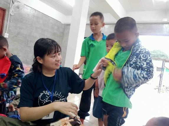 在廣華學校的新建辦公室中，協助學生挑選適合的衣物及鞋子。