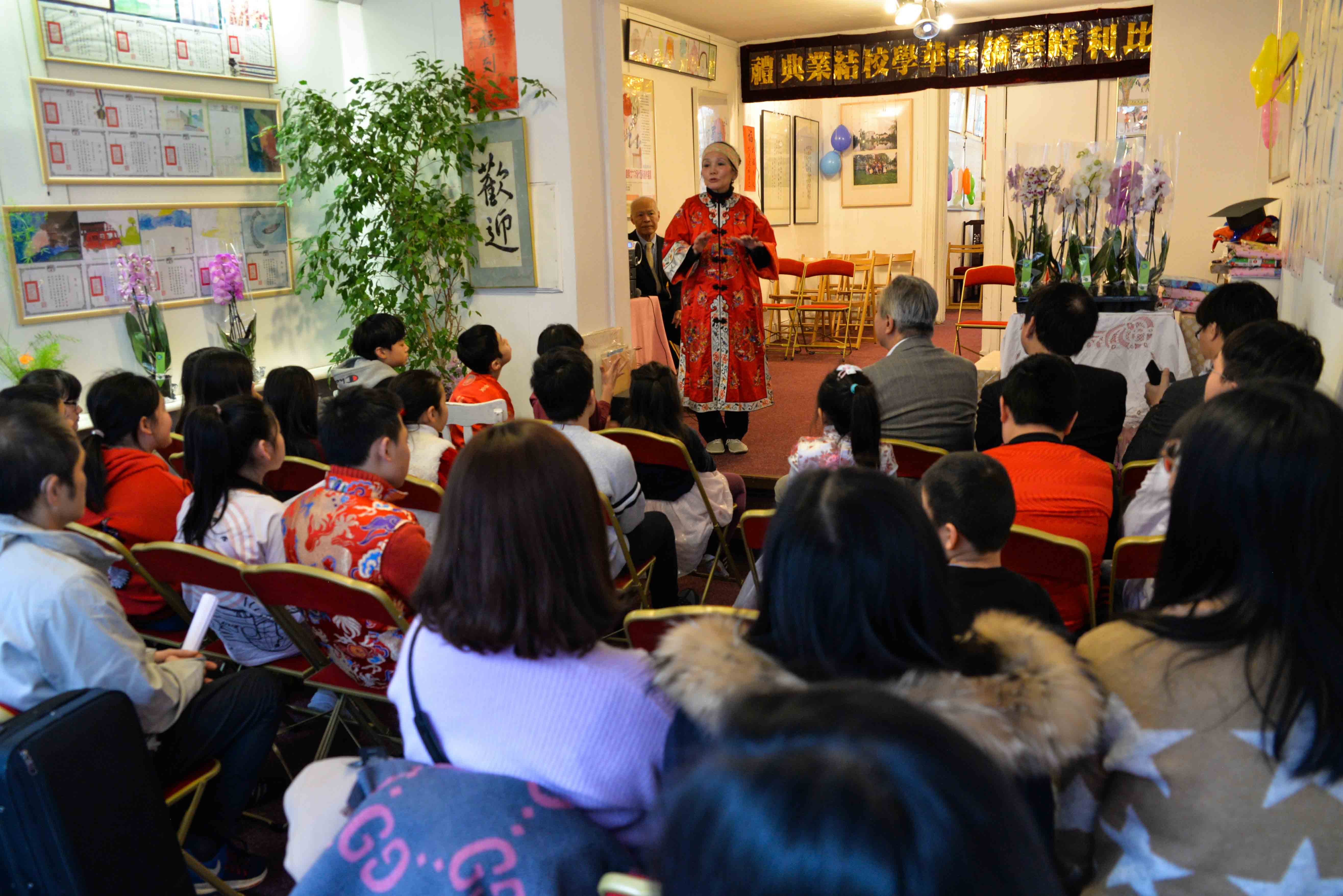  余易書院卅七週年慶、華僑中華學校廿七週年慶暨頒獎典禮，易校長致詞。