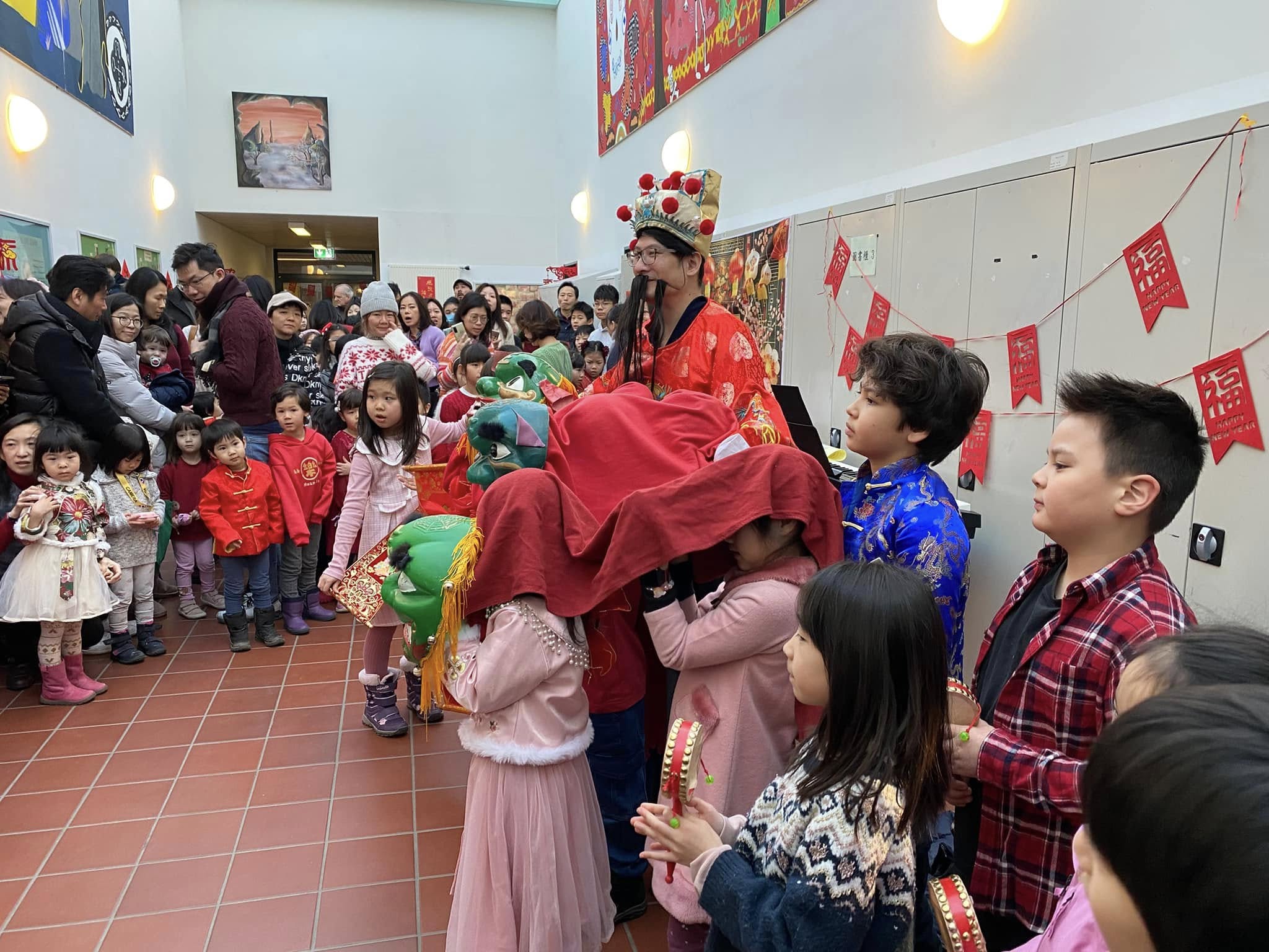 財神爺和小朋友熱鬧出場