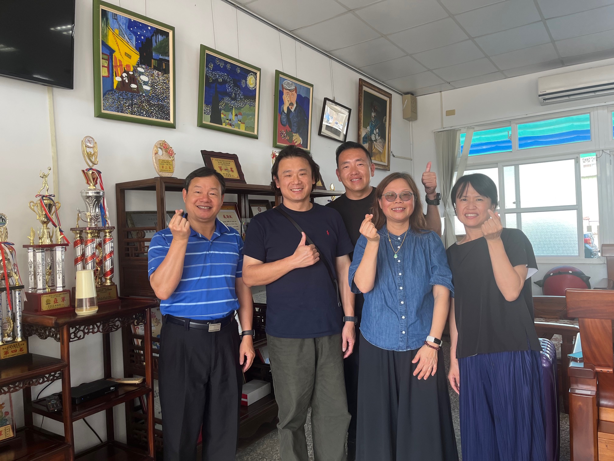 嚴校長(右2)於返台期間拜訪大林國小
