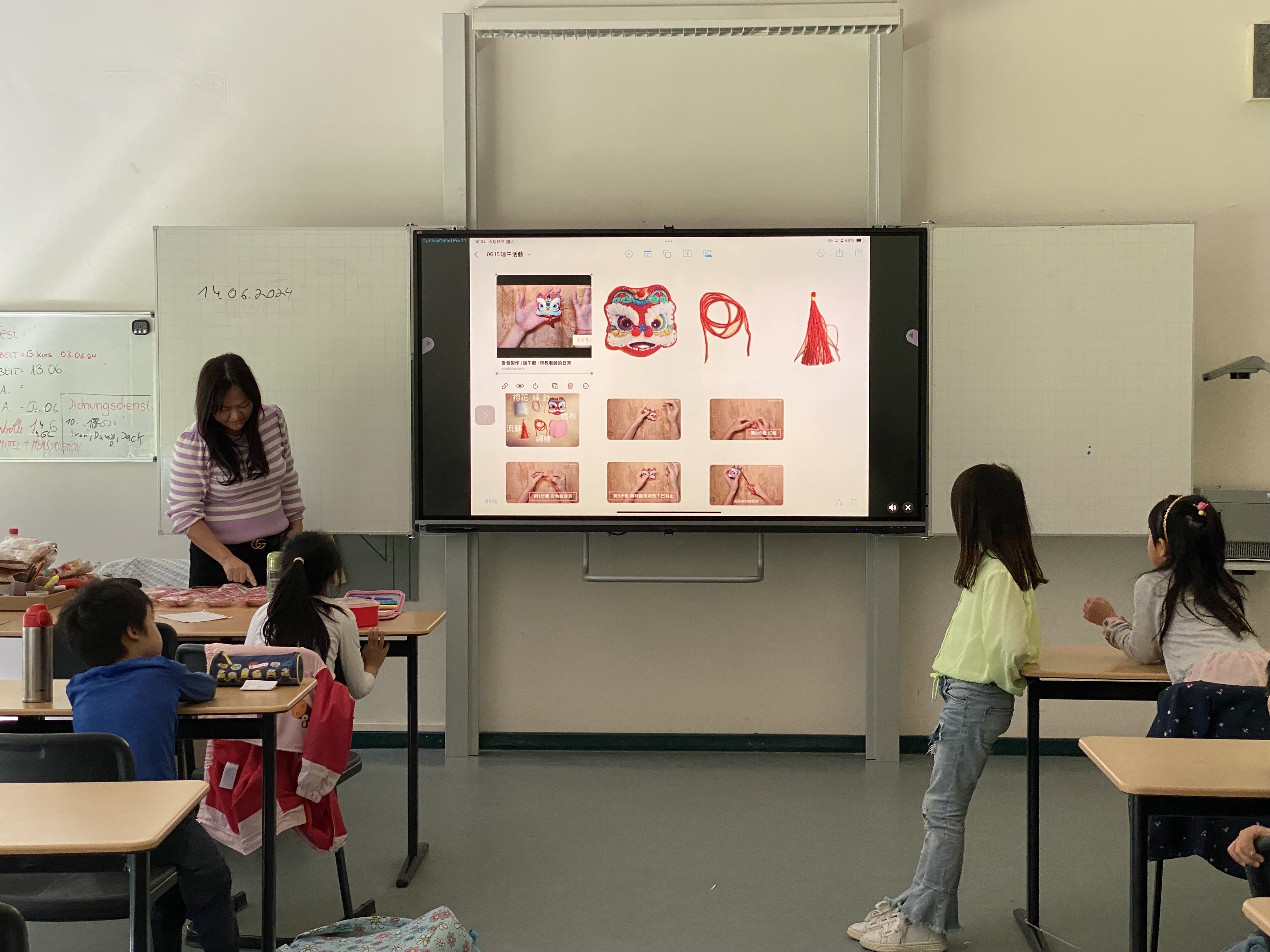 一年級老師介紹端午節龍舟比賽與相關習俗；解說製作香包需準備材料及步驟。