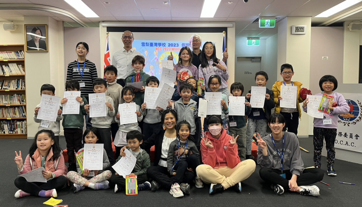 僑教中心施主任與營隊結業頒獎合影