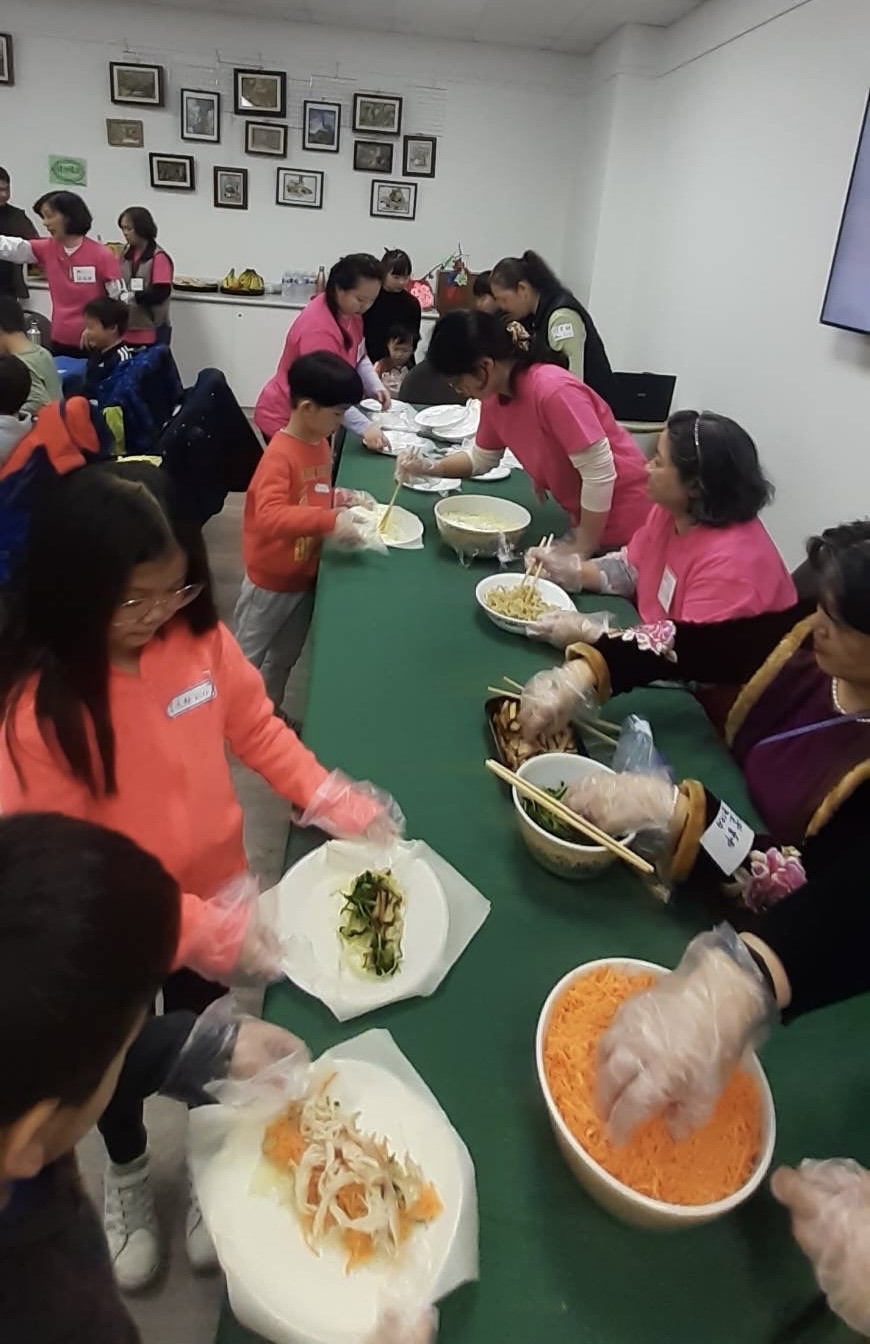 清明節參賽小朋友學做潤餅