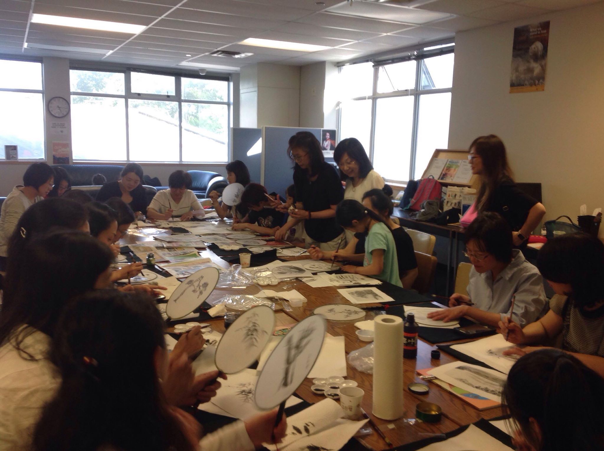 王妙如副校長與老師們交流書法水墨畫技巧