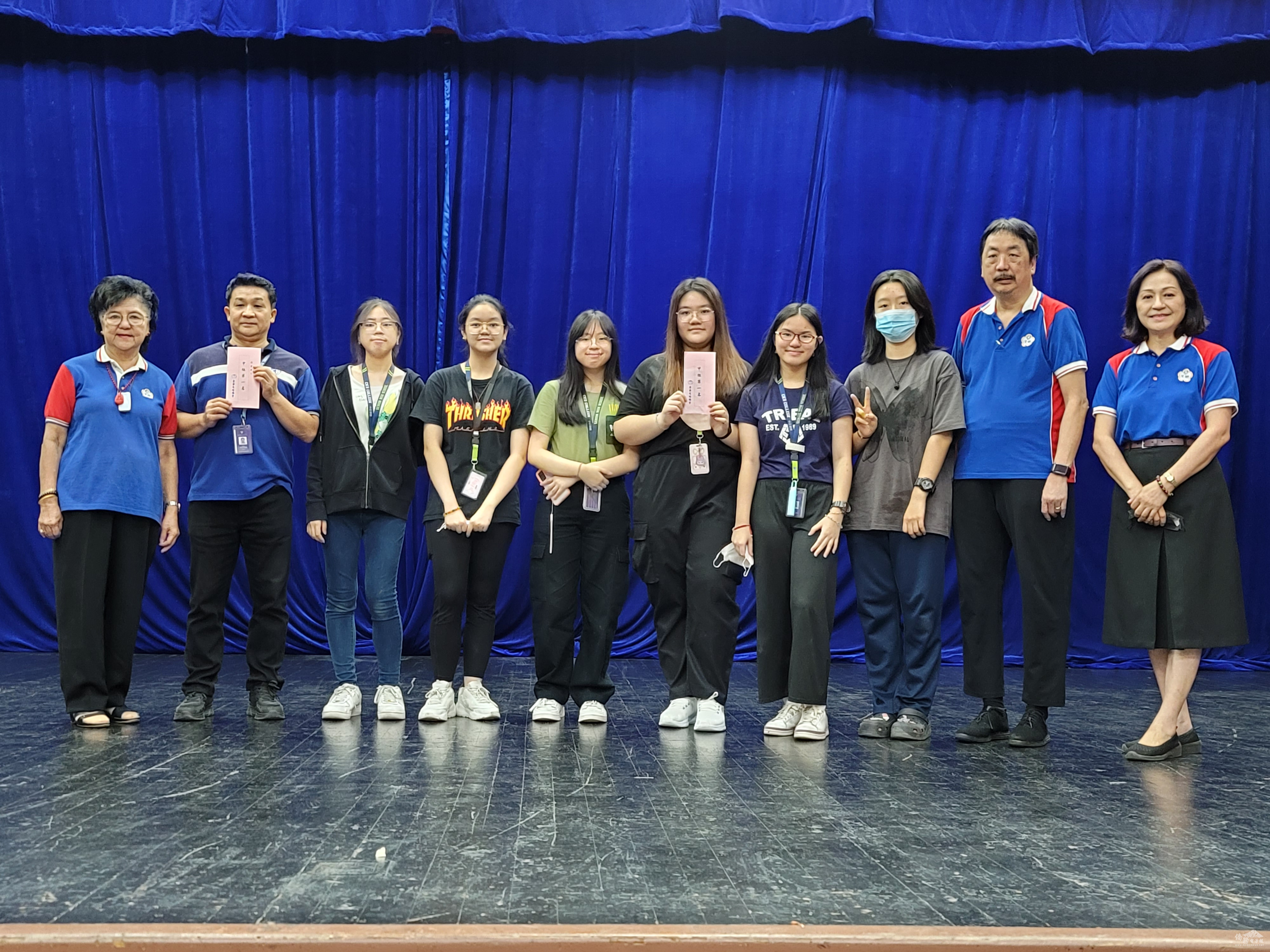 蔡懷強（右2）、梁俊如（右1）頒發獎金予甲組第1名中正學院參賽者、指導老師