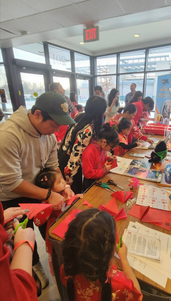 親子一同剪窗花，感受新春節慶氣氛