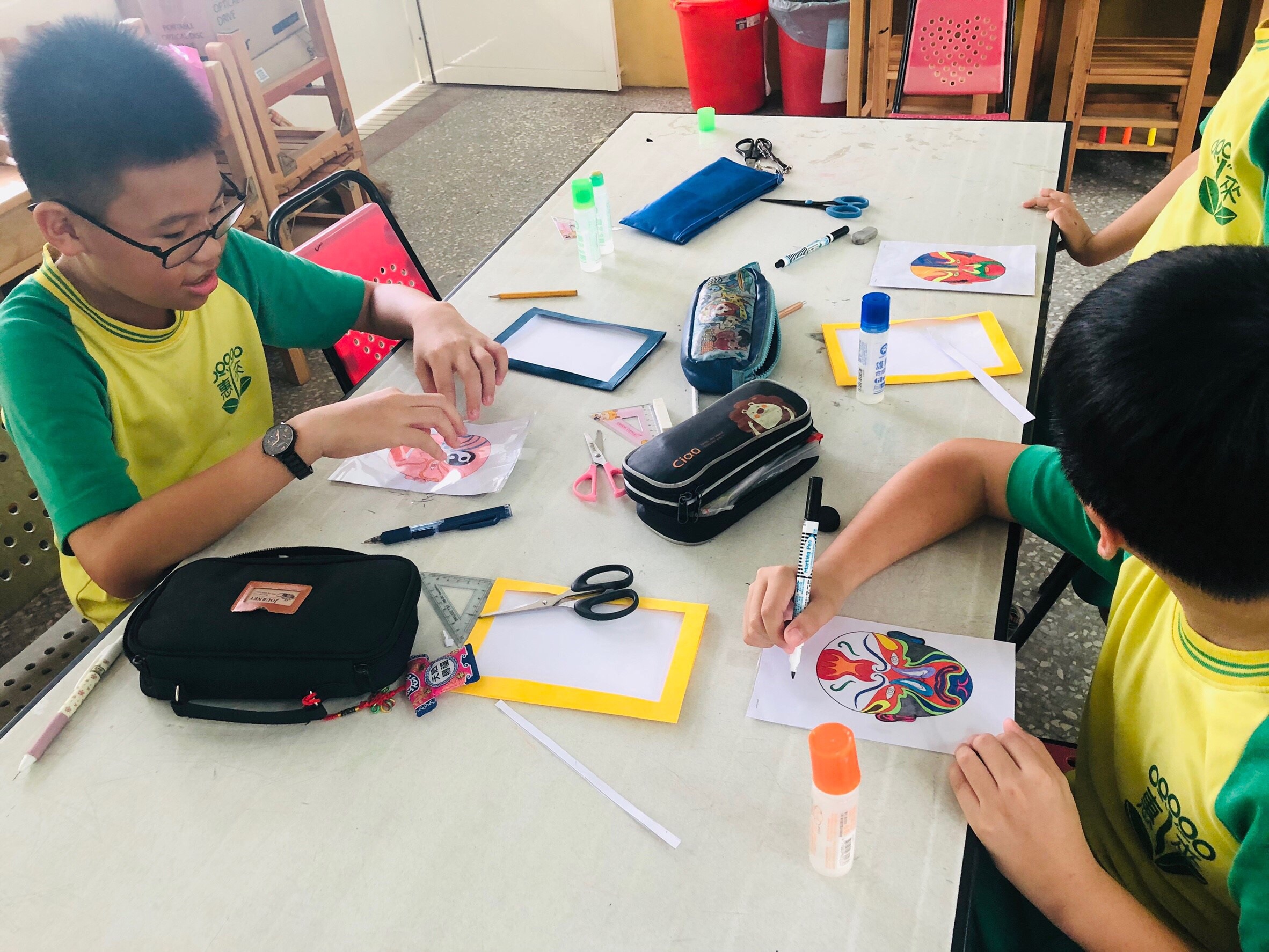 惠來國小學生製作臉譜卡片