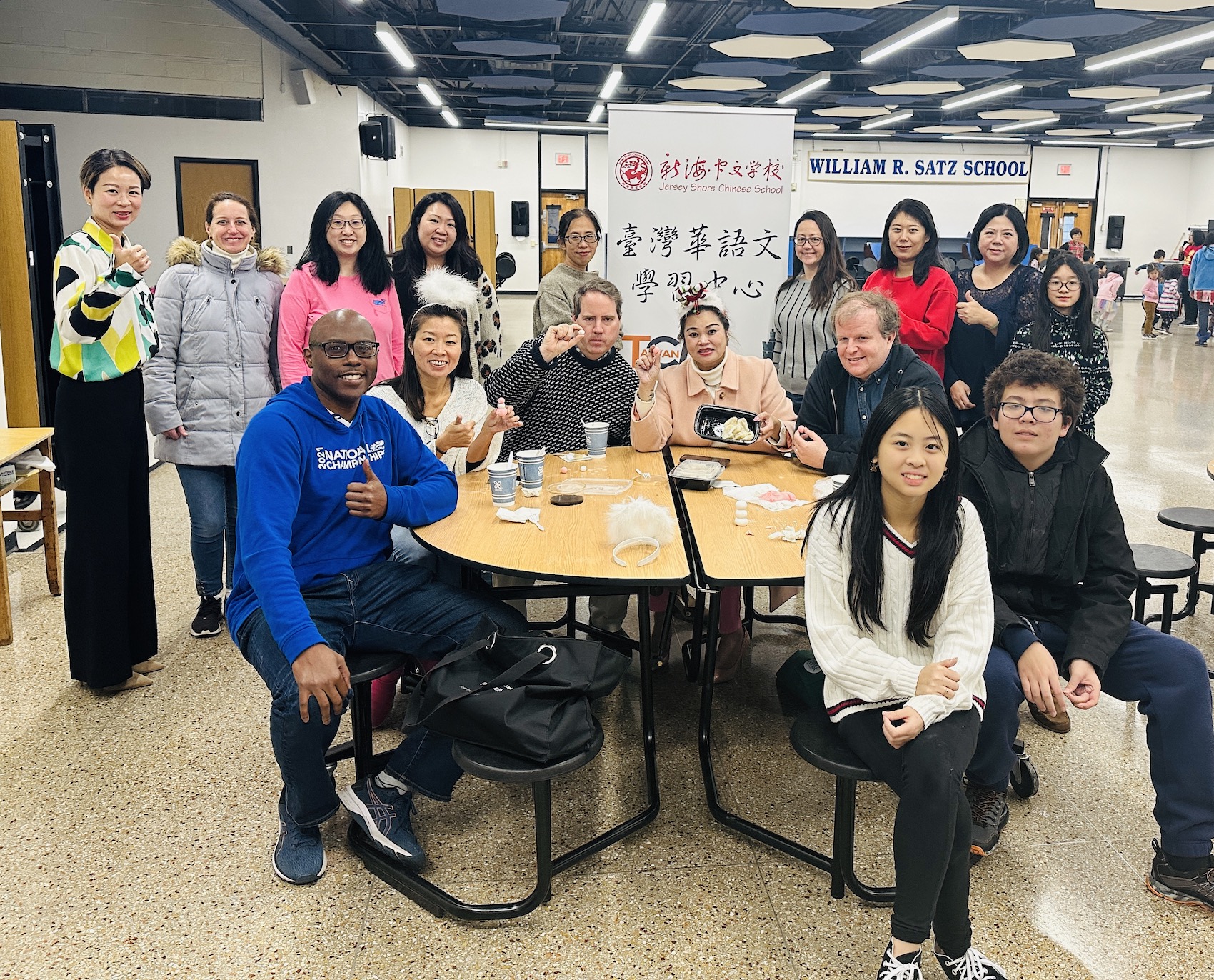 新海中文學校臺灣華語文學習中心師生一起搓湯圓