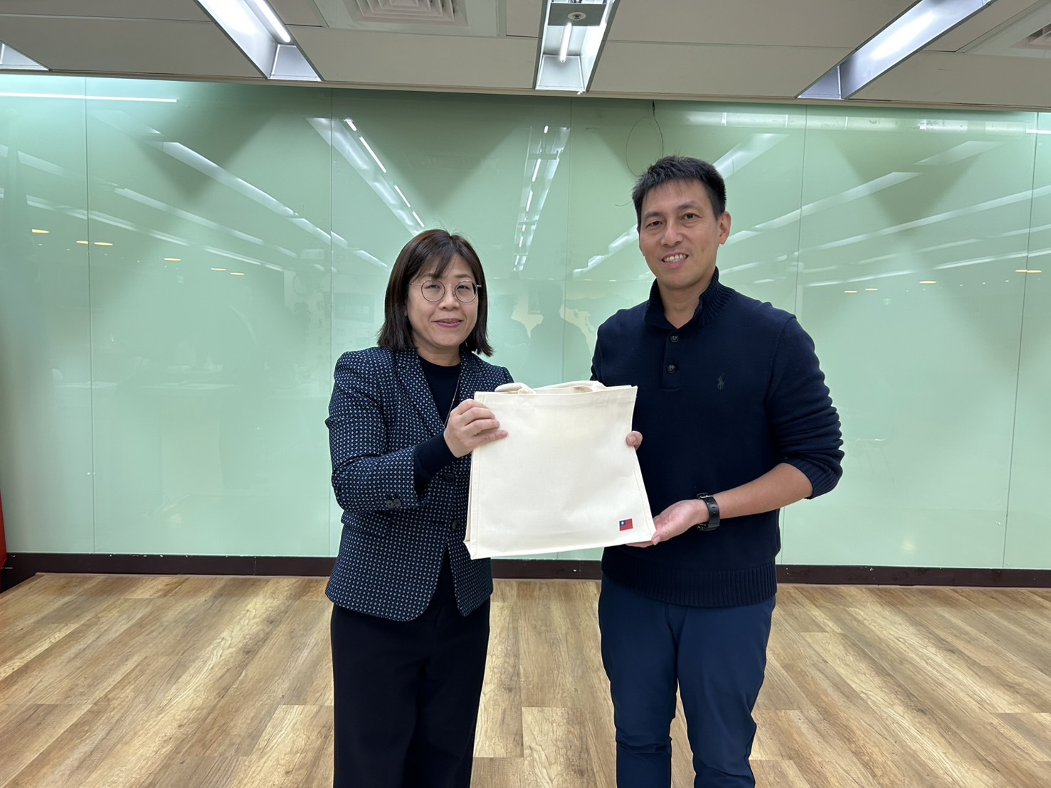 僑委會贈送本校老師紀念品