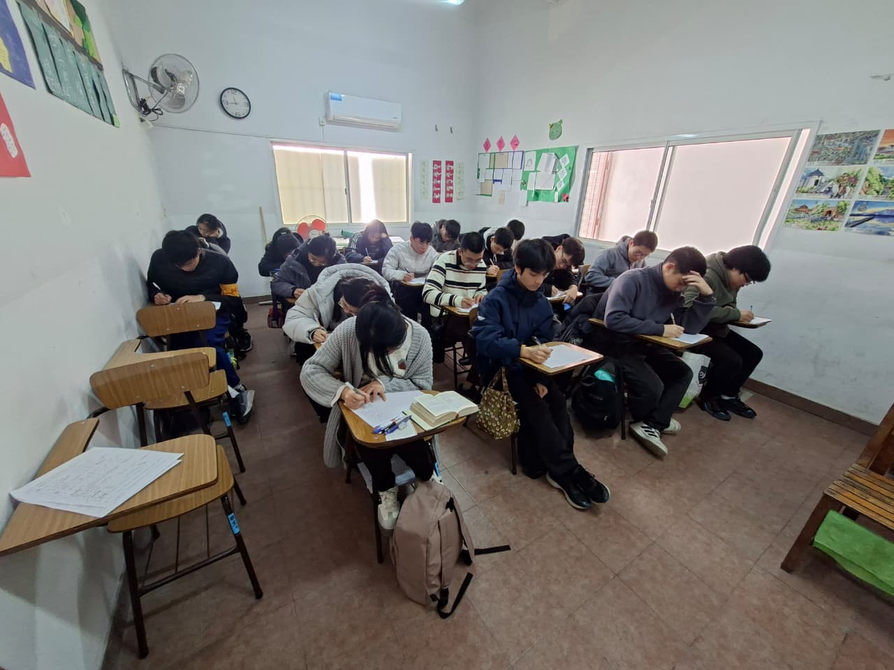 學生認真書寫作文