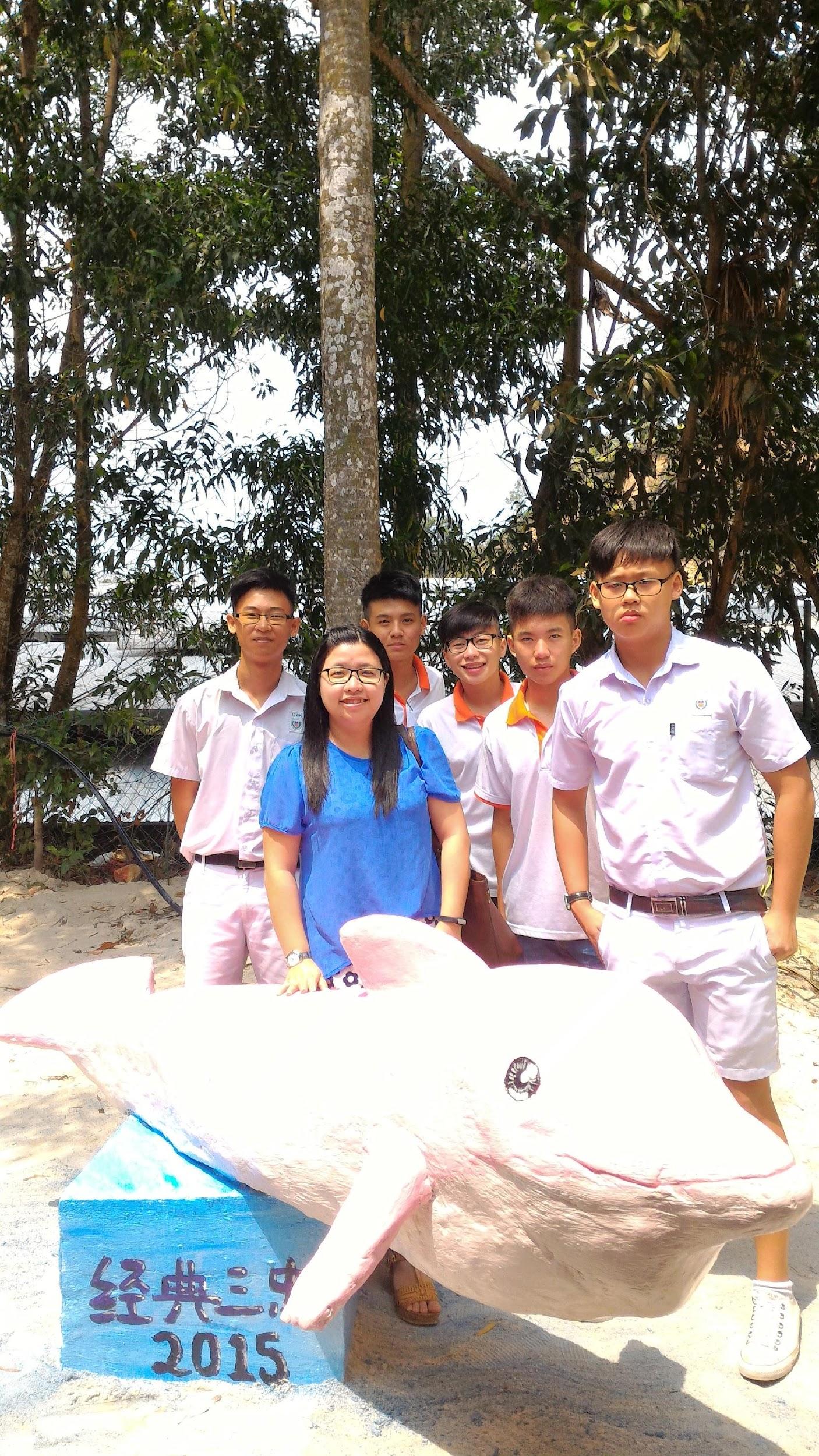 張寶璆教師與學生及學生作品合影