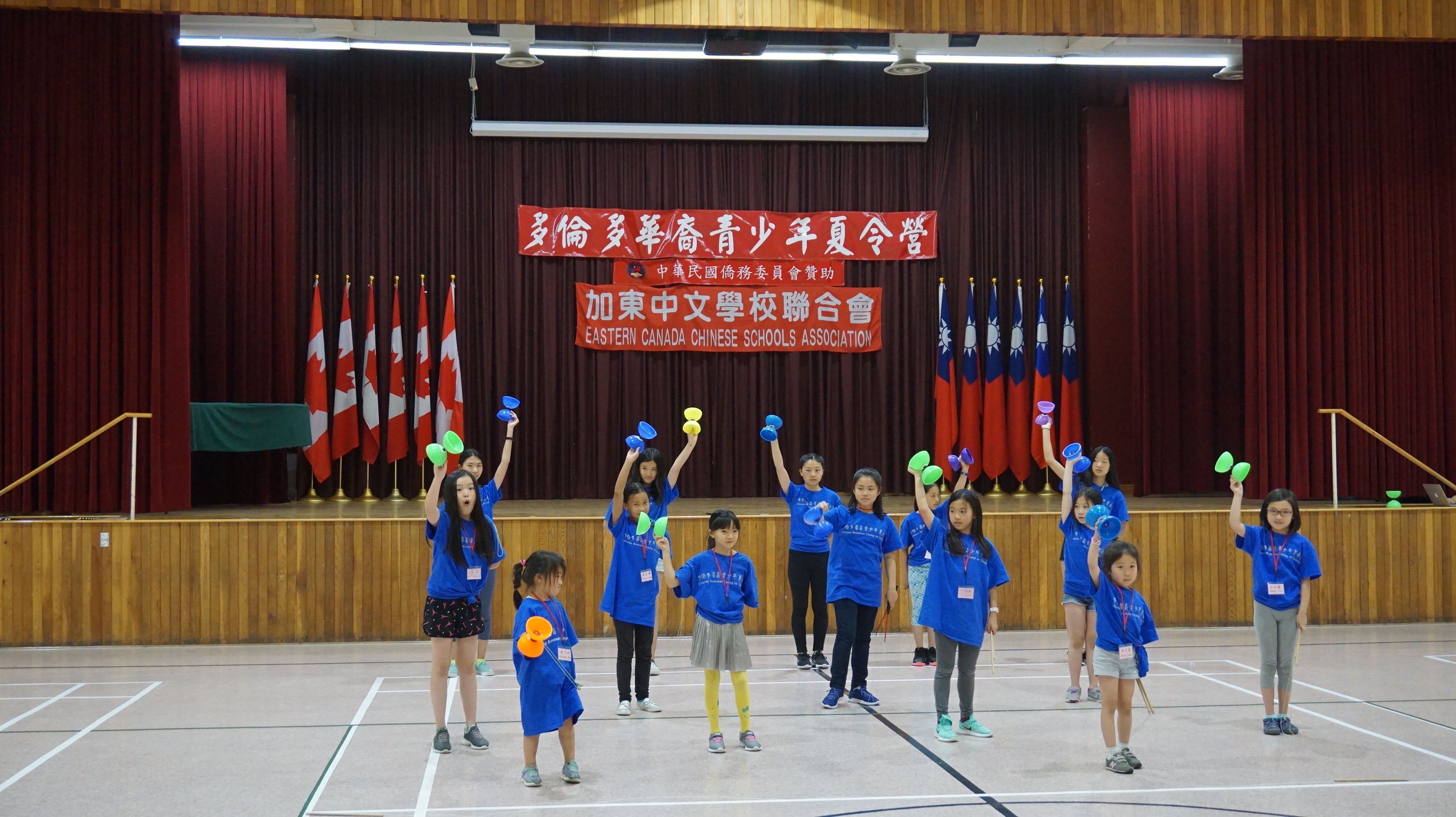 2019年多倫多僑民青少年夏令營女學員扯鈴表演。