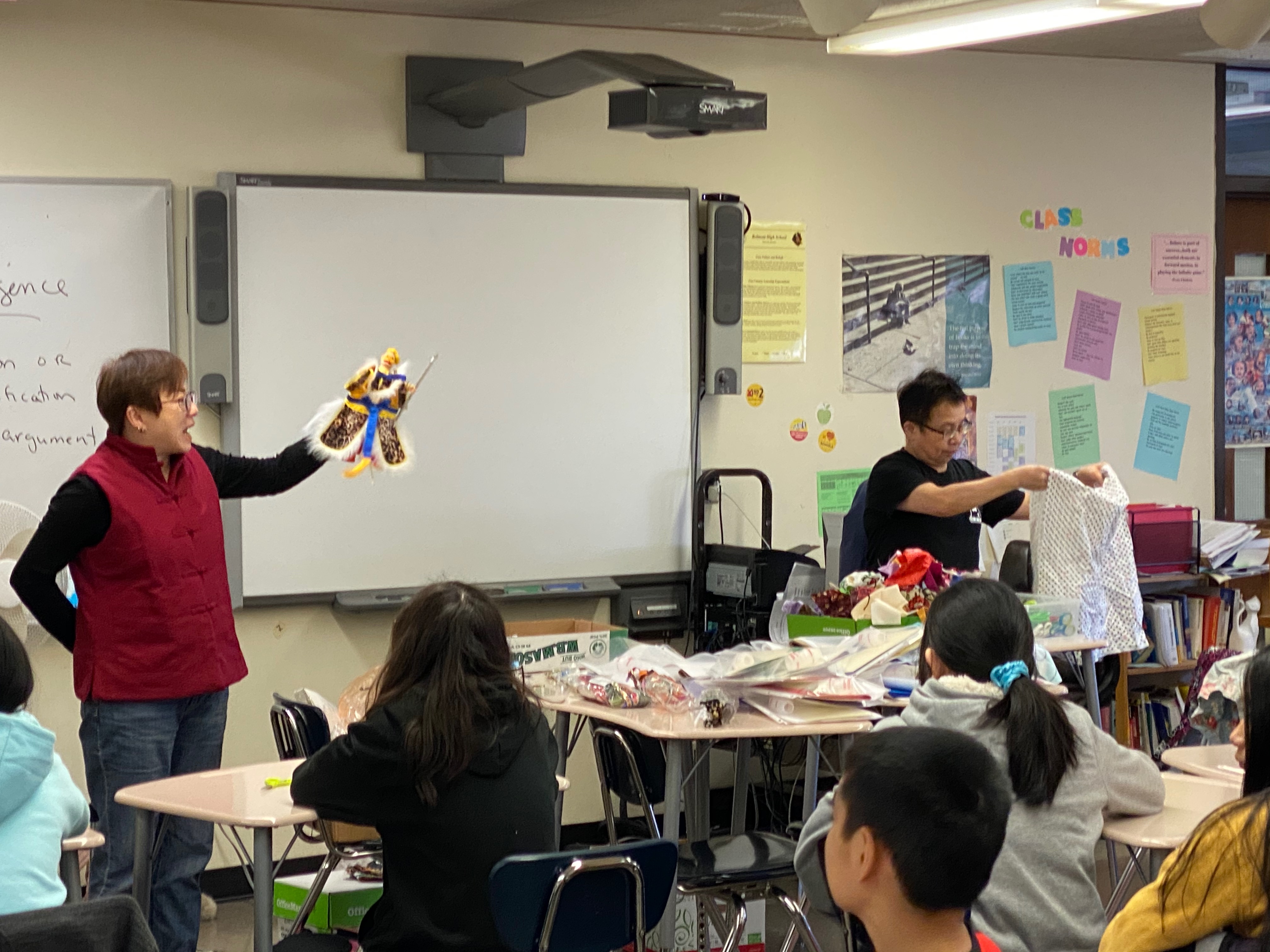 文化課的路永宜老師分享中華文化的掌中戲。（林曉嵐拍攝）