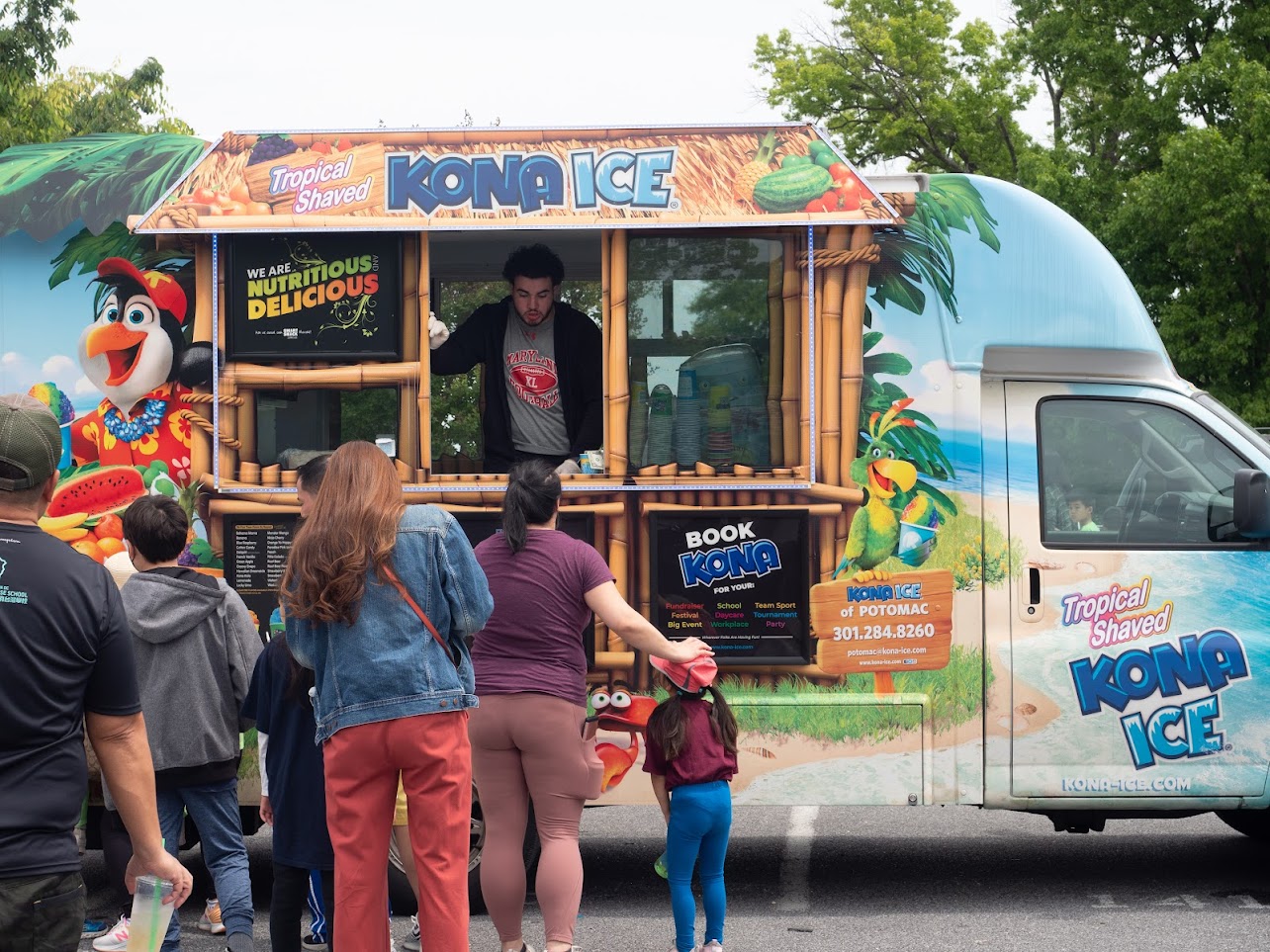 冰品餐車前大排長龍