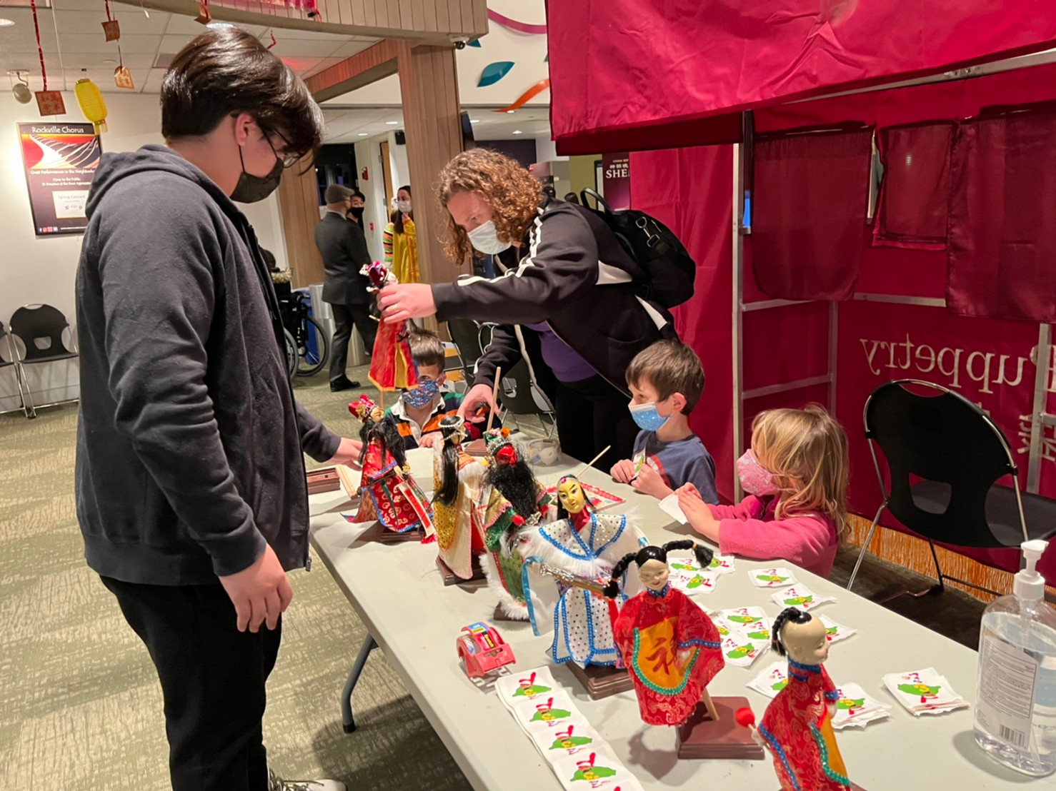 在地民眾體驗臺灣布袋戲