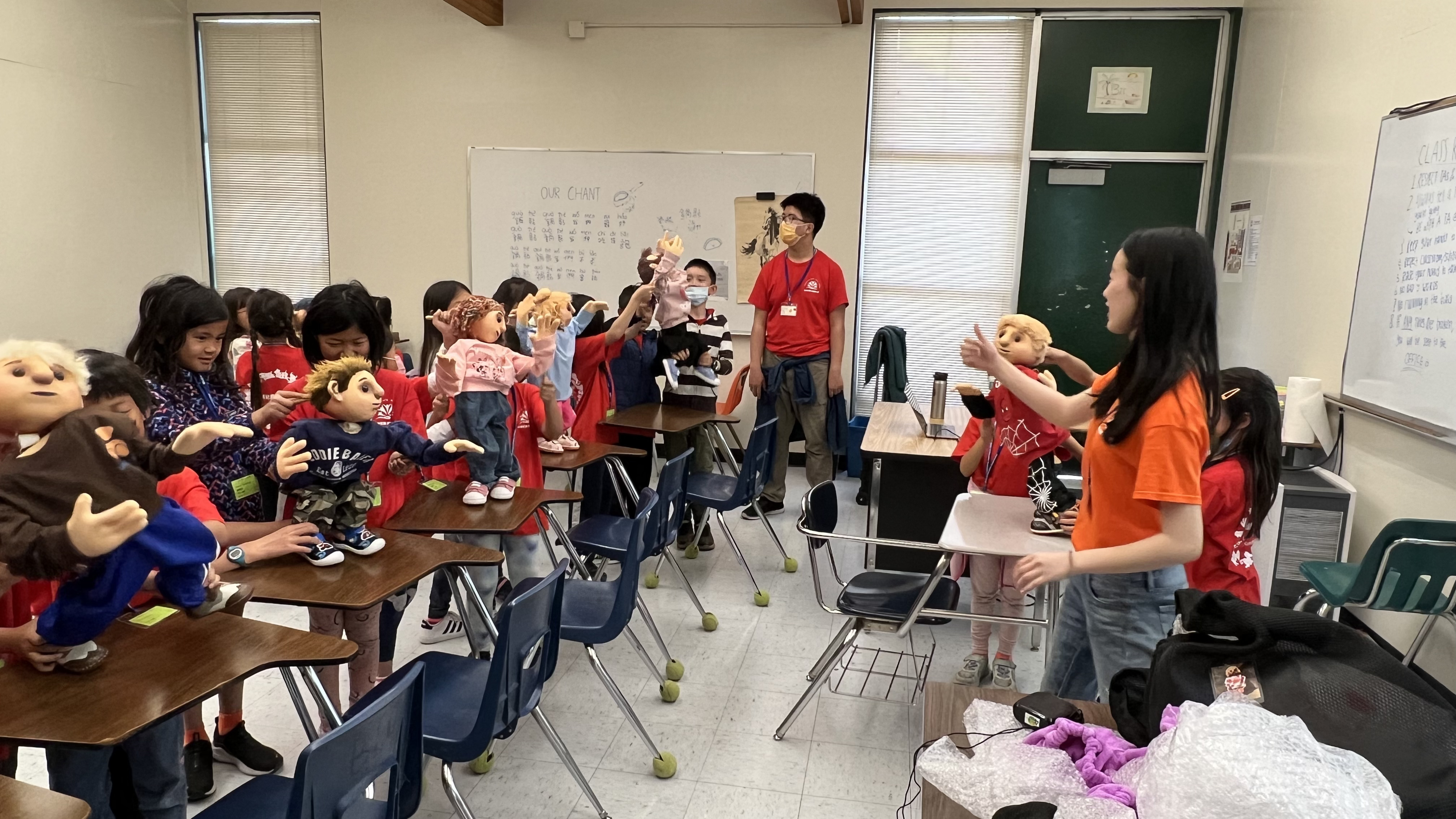 透過有趣的操偶、玩偶體驗過程，學員們學習互助合作，激發想像力和表演潛能