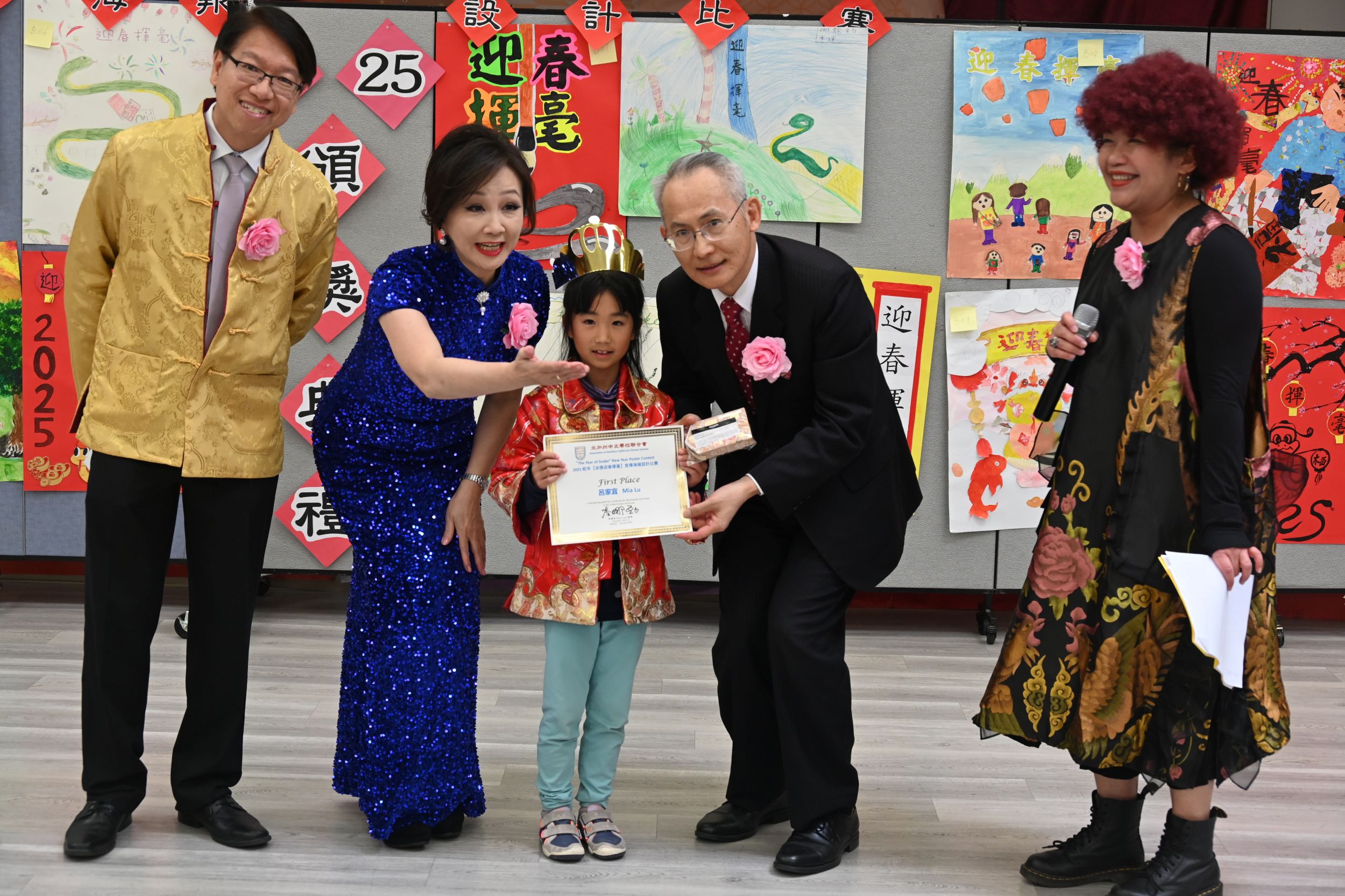 得獎小朋友領獎一