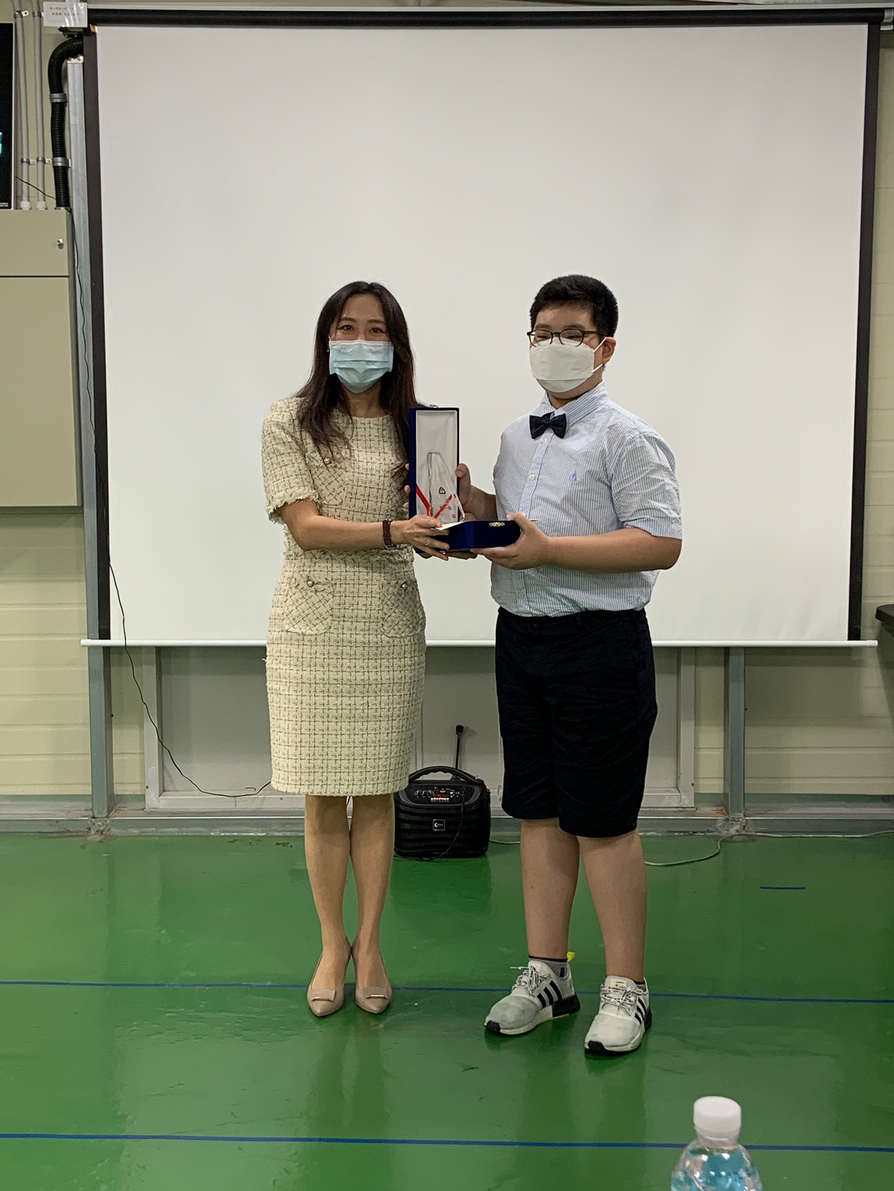 吳尚年總領事頒發第一名獎盃及獎金