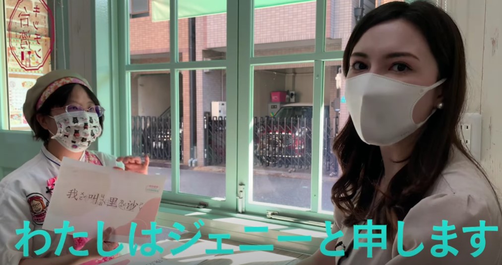 女主持人學習自我介紹的臺灣華語