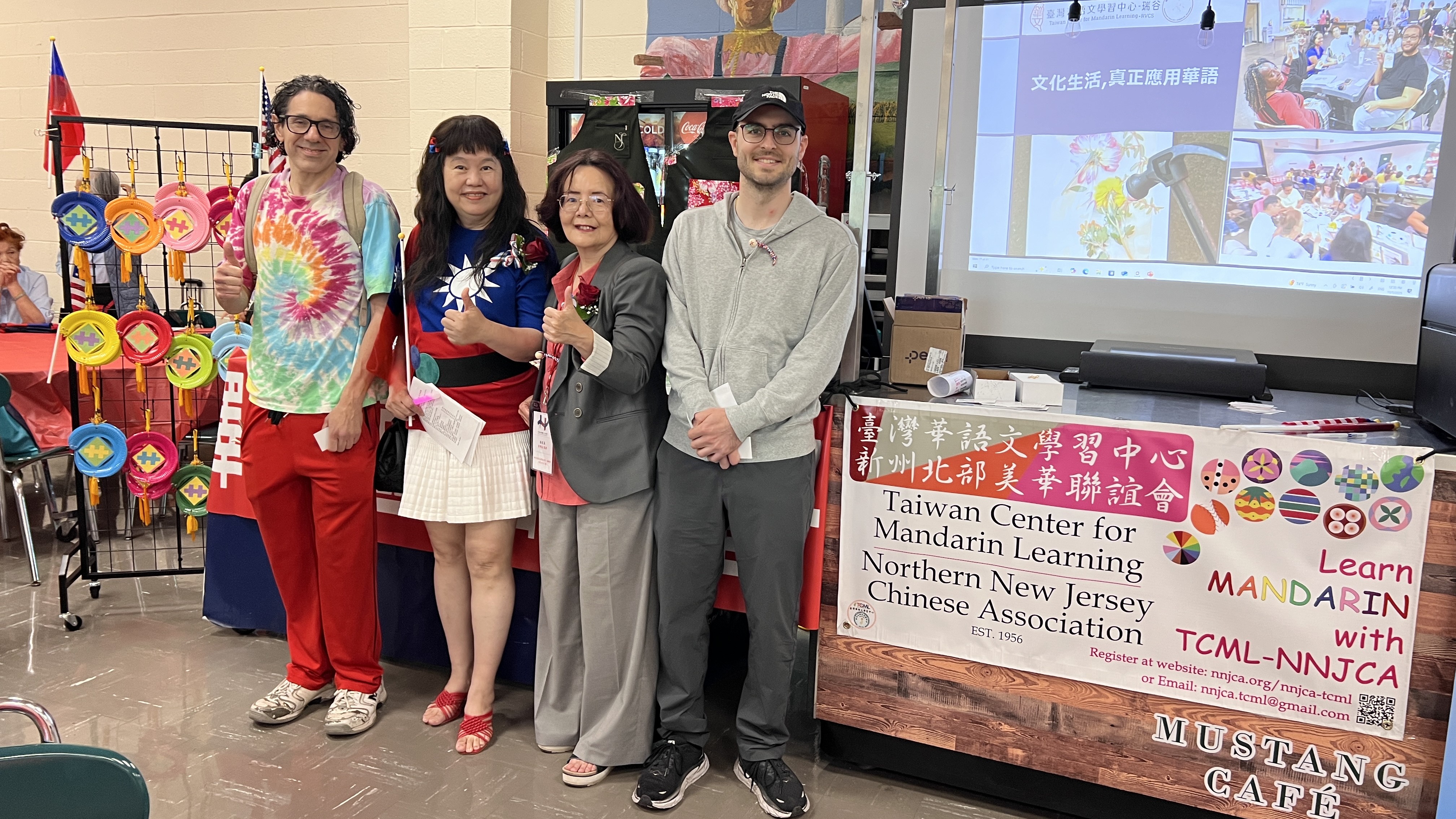 TCML-NNJCA攤位以文化手工勞作裝飾，受到民眾注目