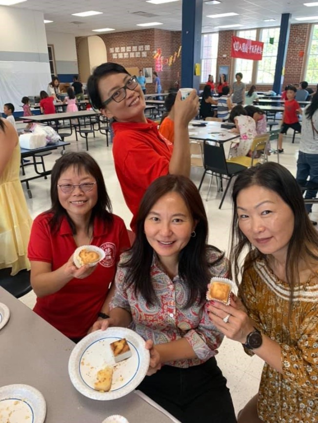 左起董事會員嚴秋燕、義工Melody及Sherri。後為老師Connie Liu。(大納城中文學校提供)