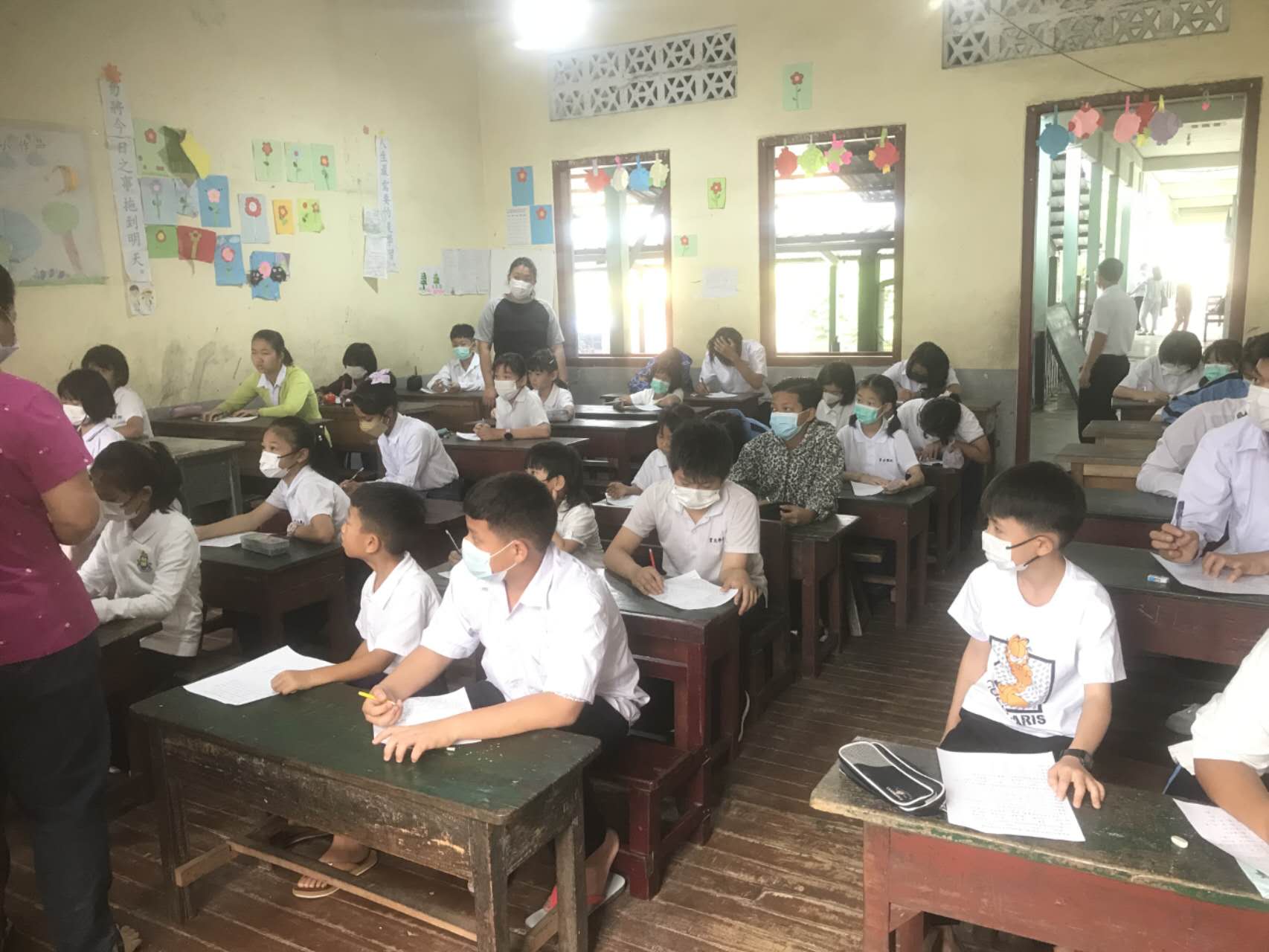 比賽現場的同學們都在低頭思索，奮筆疾書