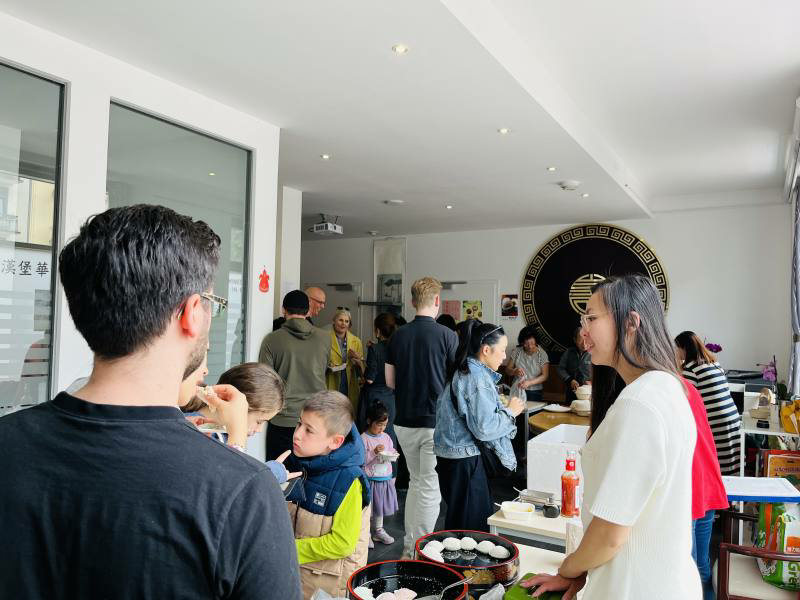 園遊會大家排隊買臺灣美食