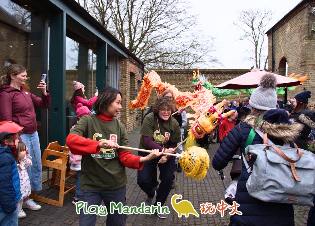 舞龍於國家公園繞場傳送福氣