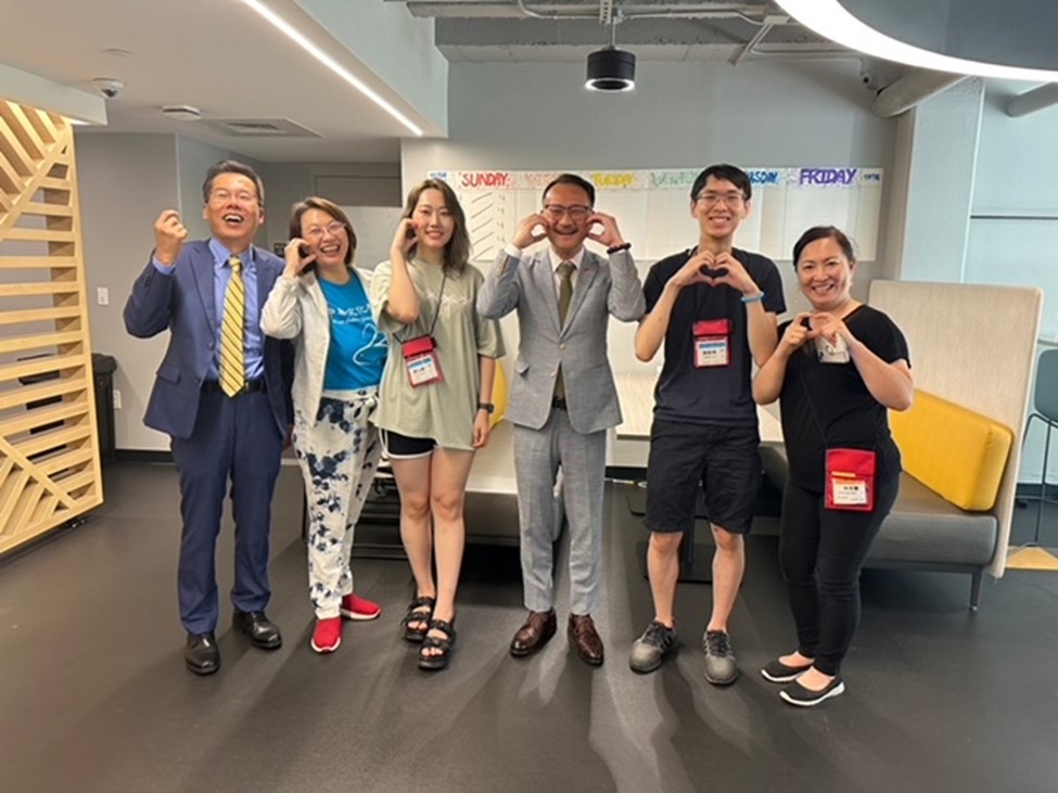 左起：王祥瑞委員、邱婷蘭董事長、夏幼娜(Head Counselor)、 阮昭雄副委員長、劉偉博(Head Staff)、林香蘭校長