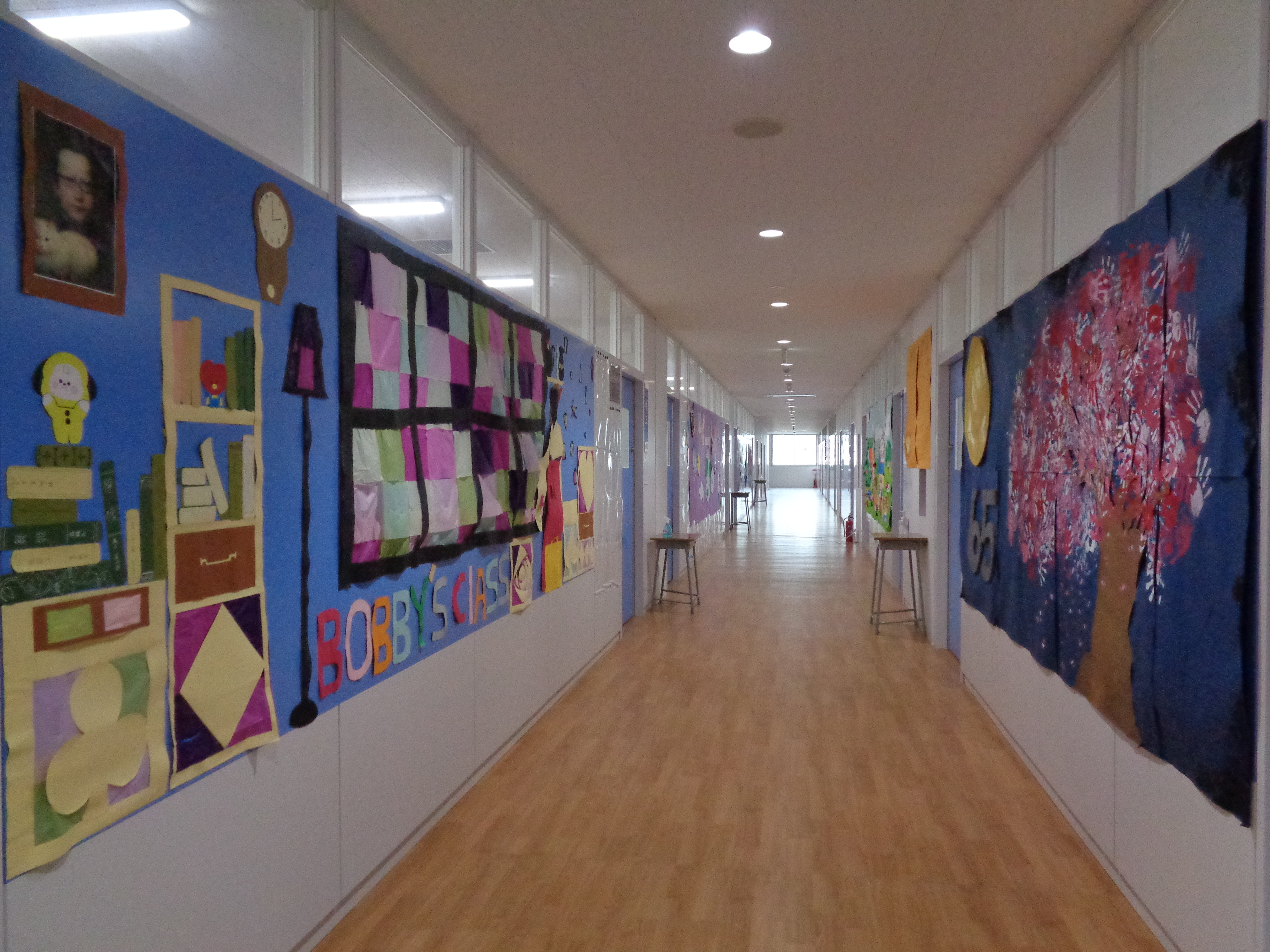 於新校舍內中高部教室的壁報展示。