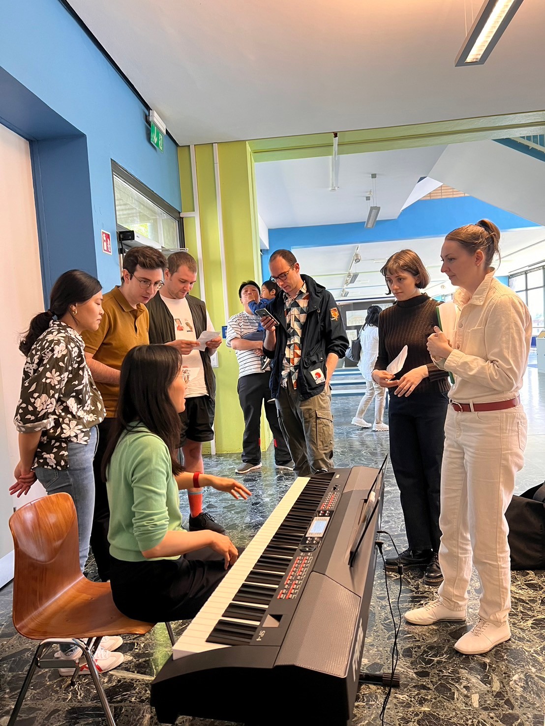 上台前，學員們專心做最後準備