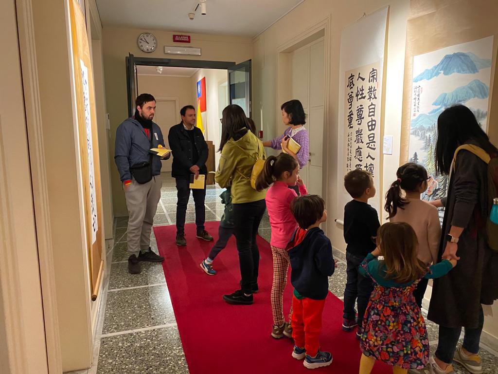 曾美禎老師以中文、義大利語講解書法展作品