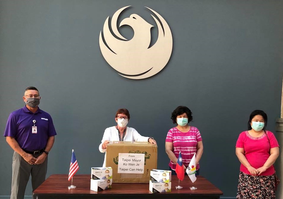 贈送2,000片臺灣醫療口罩給Honor Health，分發給兒童中心與老人中心