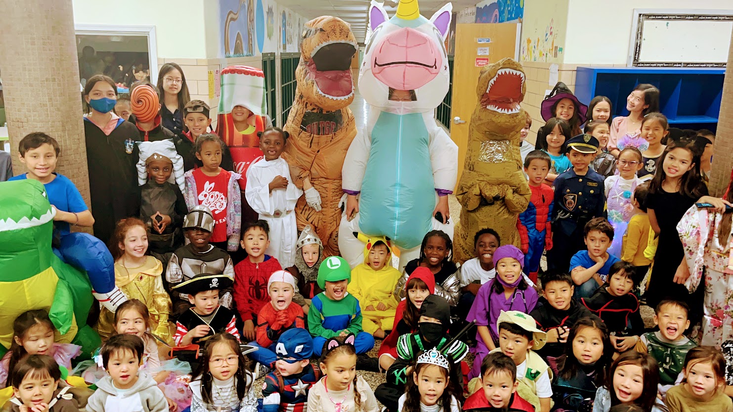 演講當天,適逢萬聖節慶祝活動, 萬聖節遊行結束,全體學生大合照.