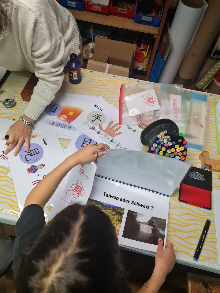 當地孩童除了認識漢字以外，也有機會台灣瑞士比一比