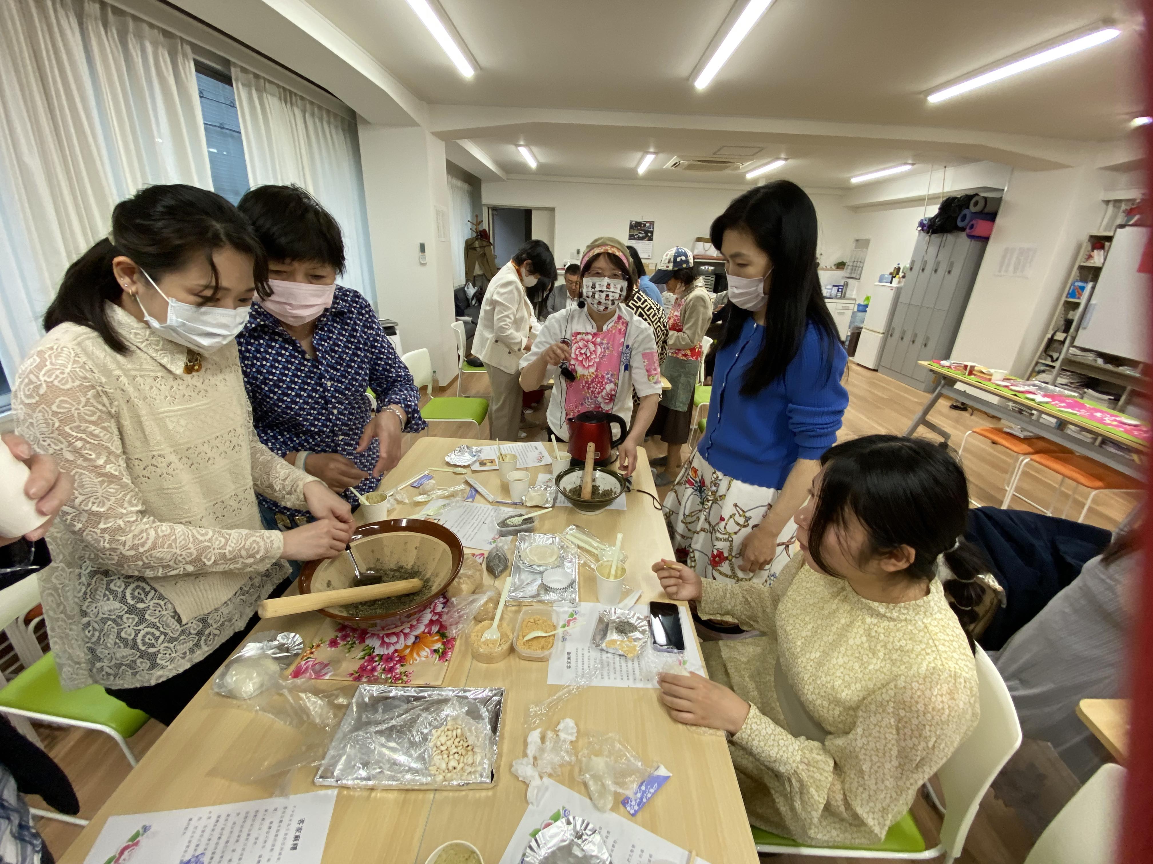 到各組指導大家如何體驗客家擂茶