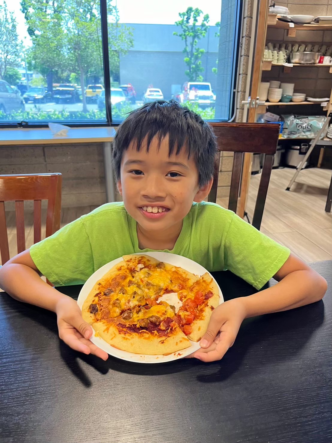 Cooking lesson: 小朋友享受在親自動手做珍珠、Pizza及壽司中的樂趣, 平常沒有做過食物的孩子們, 也因著看到成品很有成就感哦.