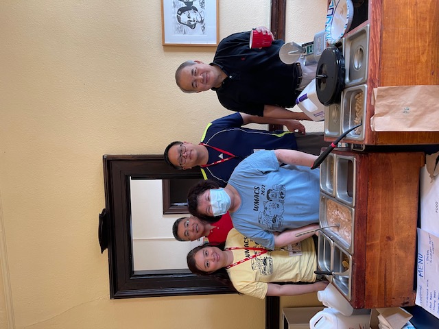 豐富的夜市小吃攤和協助的好友們