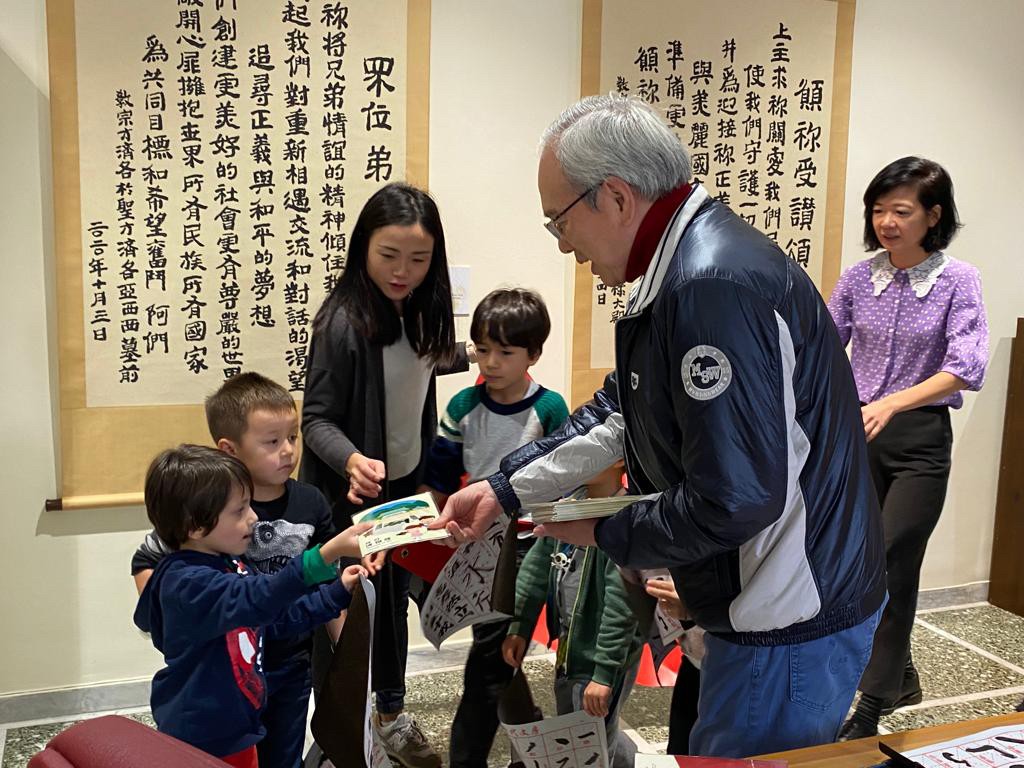 駐教廷大使李世明發送紀念禮物給羅馬中文學校學生們