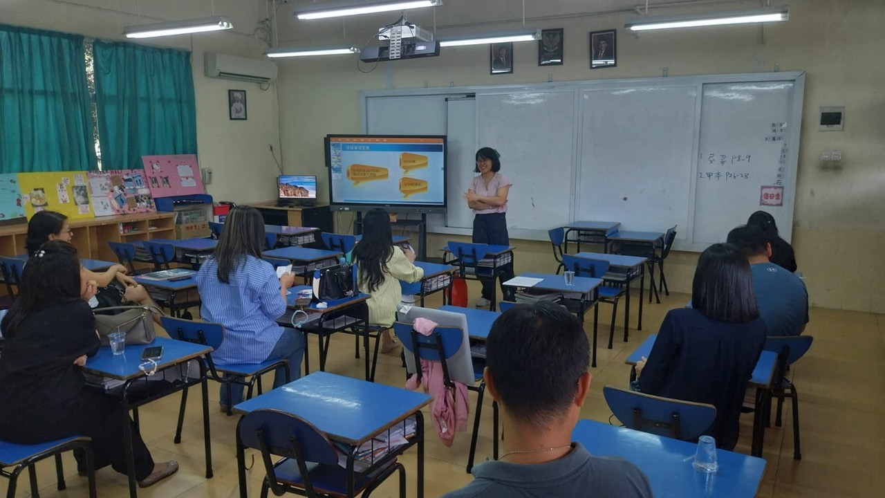 導師與家長依同討論孩子的學習發展