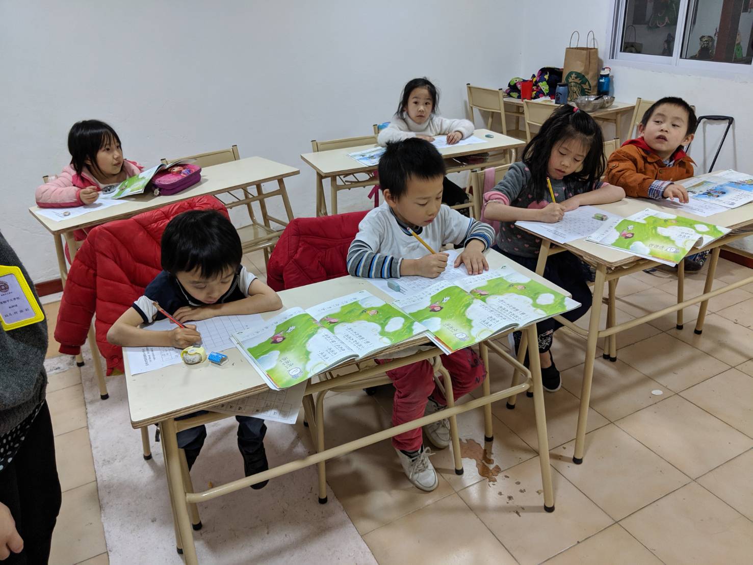 一年級同學專注的寫字