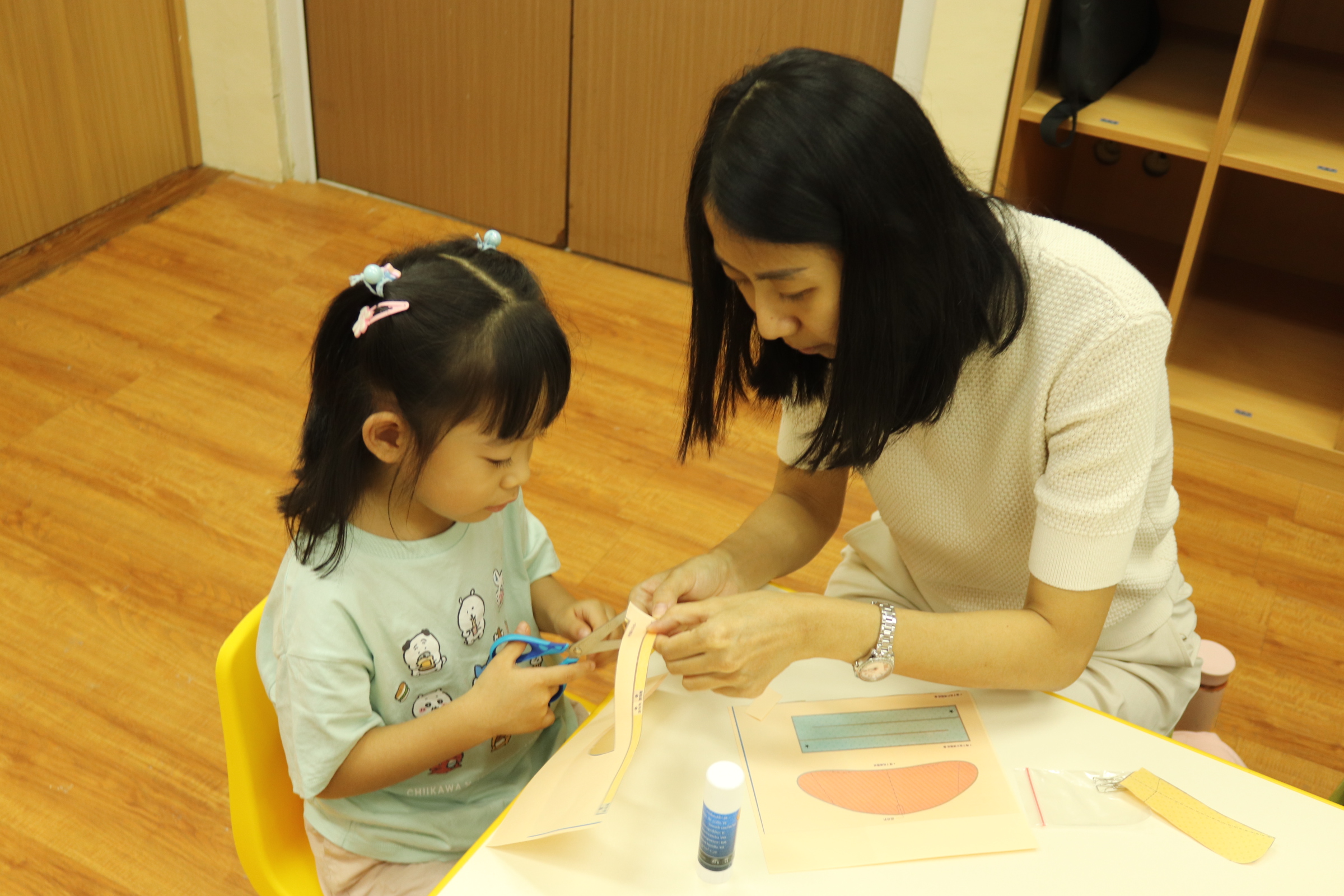 親子全神貫注在「種子飛機&種子直升機」的實作中。