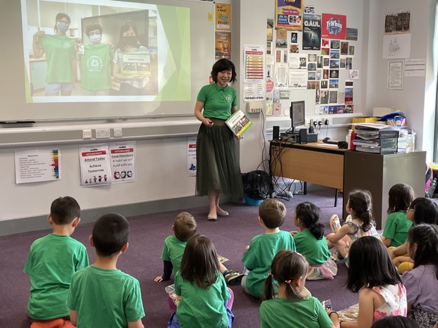 健康國小收到華園寄的學校T-shirt和交流紀念冊