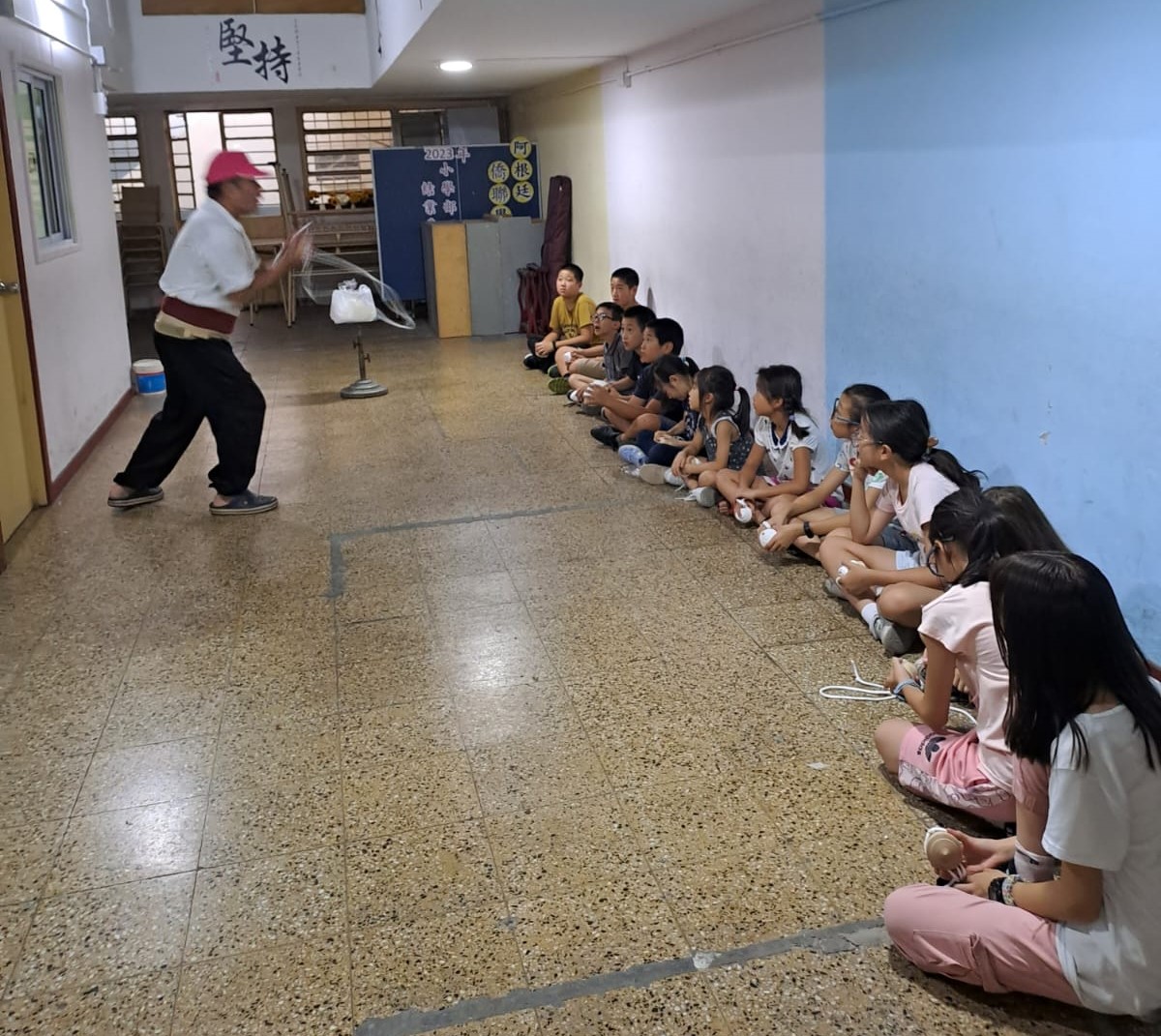 陀螺老師講解及示範陀螺的纏繞