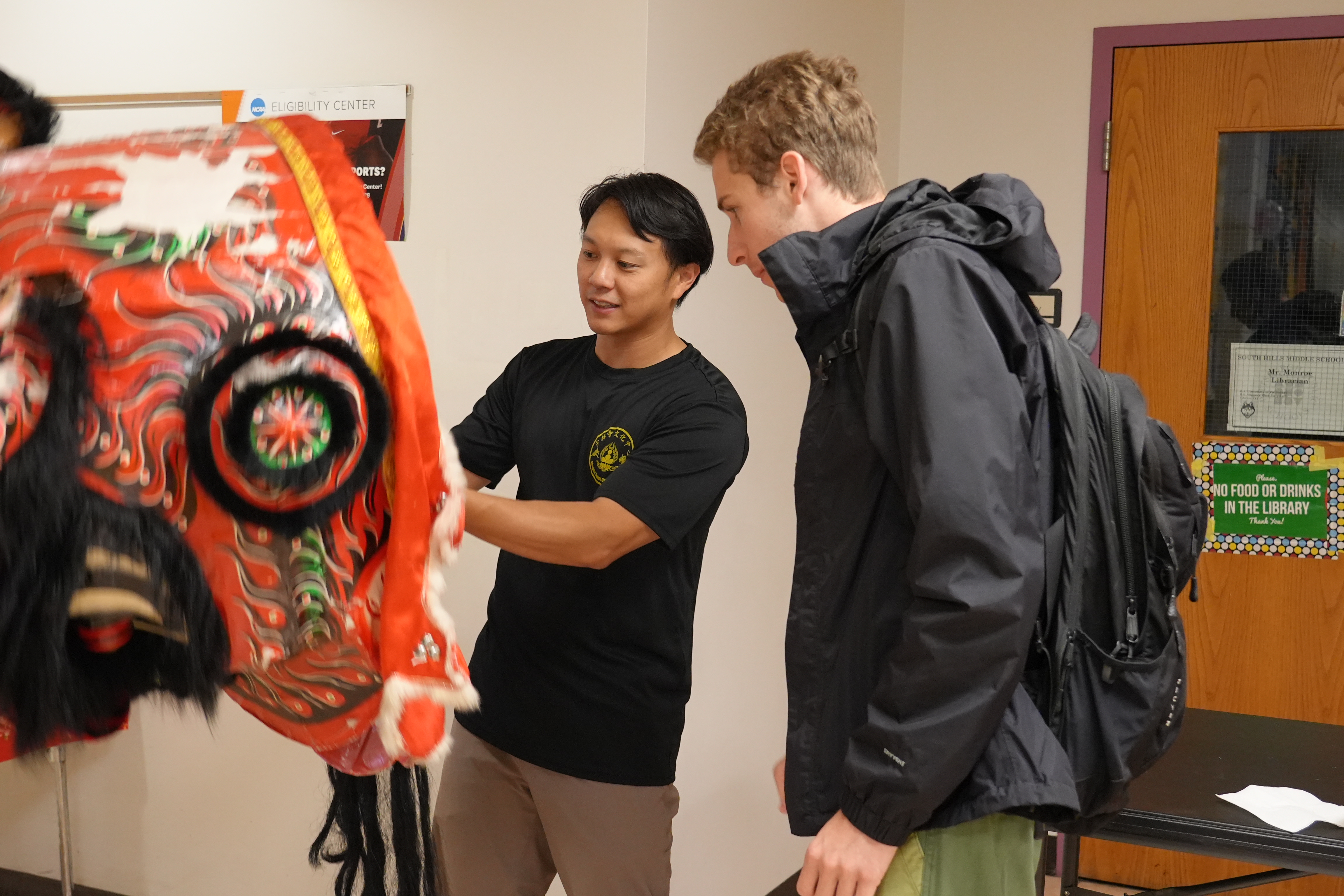 彭景暉詳細介紹舞獅的基本構造和機關