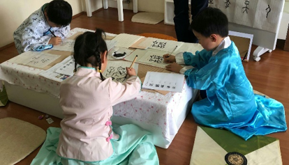 穿古裝，讀古書，寫寫劃劃古漢字