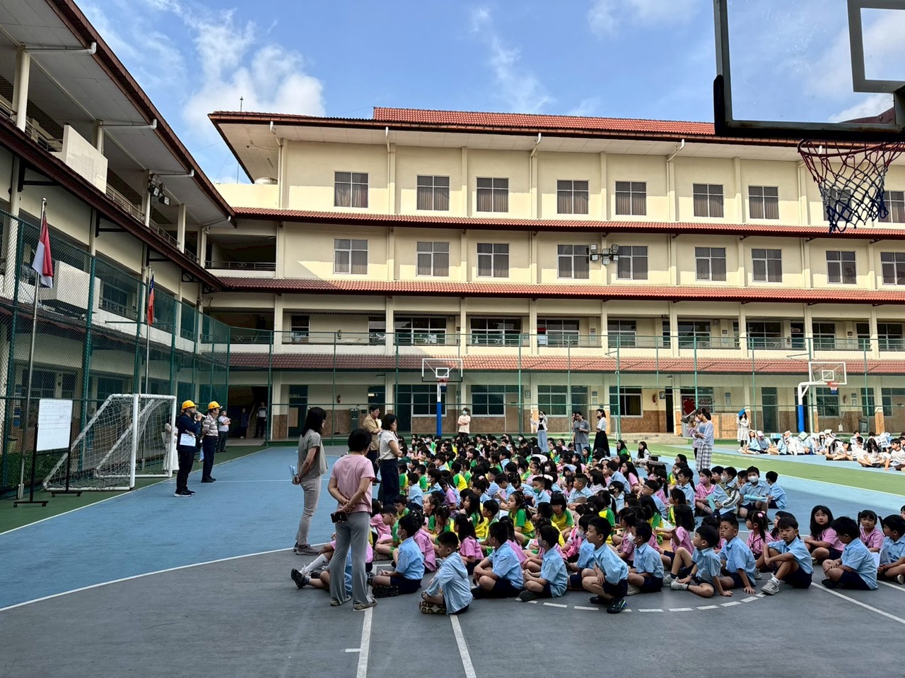 集合清點人數等待指示