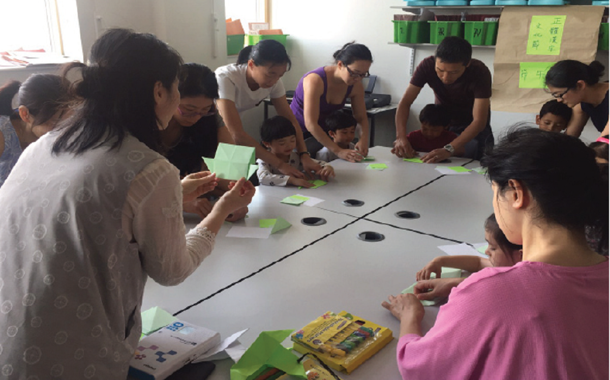 家長學生大家一起摺龍舟