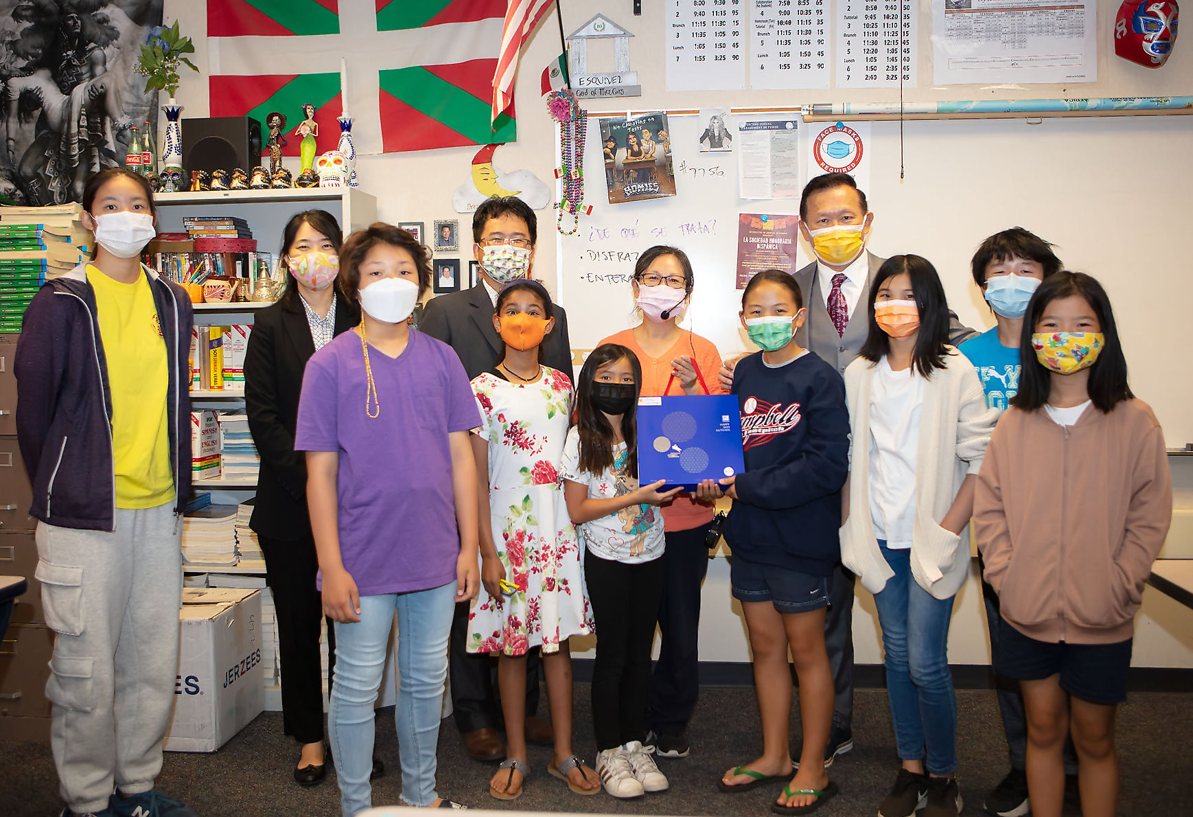 CSL二語班四年級師生與閻樹榮主任、徐廣梅副主任，以及校長寇惠風合影留念