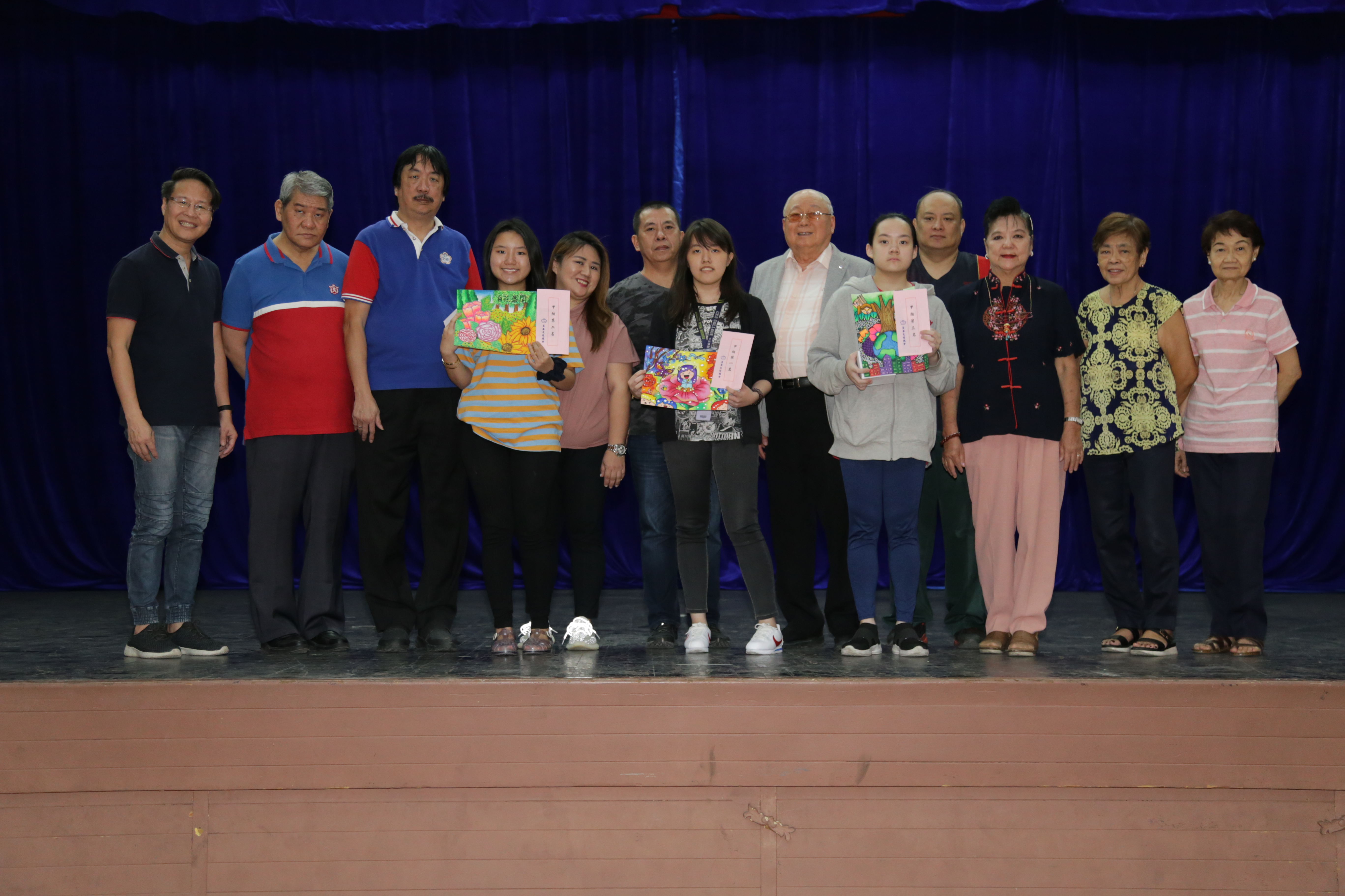 本會秘書長蔡錦郎﹝右五﹞代表主協單位向蔡秀雲老師﹝右四﹞、黃曼慧老師﹝左五﹞、楊勝利老師﹝左四﹞等三位評審委員致贈感謝狀並合影留念；左起為林財政主任志偉、李教研主任健宇、蔡副秘書長兼文化工作委員會主任懷強、施聯絡組長美琪、李聯絡組長雪玲及陳聯絡副組長美緻。